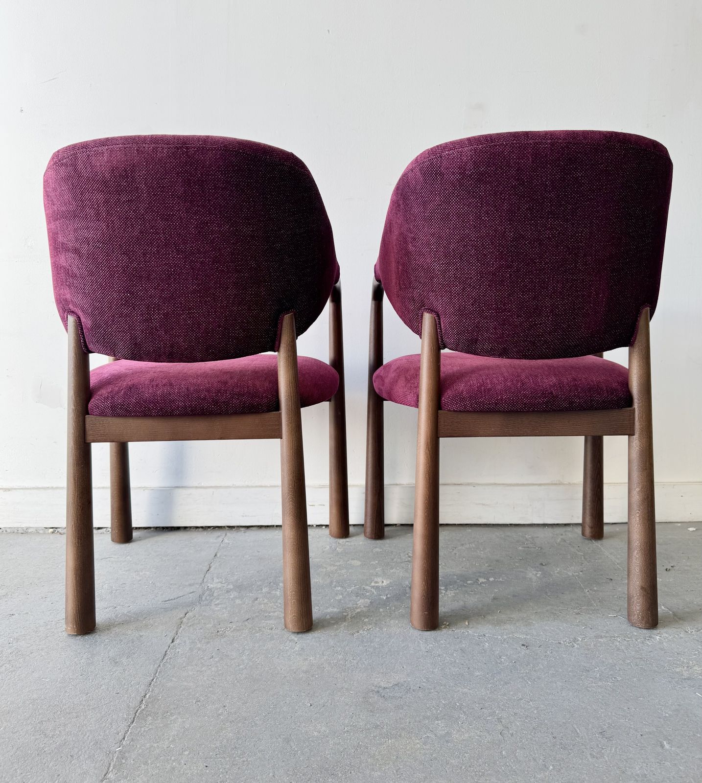 photo vinterior Pair Of Purple Velvet Dining Chairs With Arms By Casa Padrino
