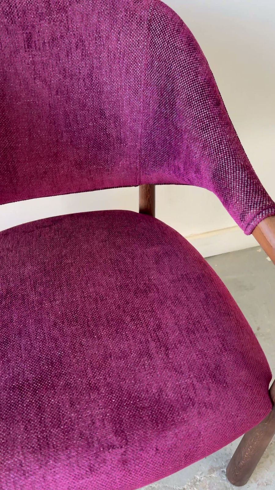 photo buy Pair Of Purple Velvet Dining Chairs With Arms By Casa Padrino