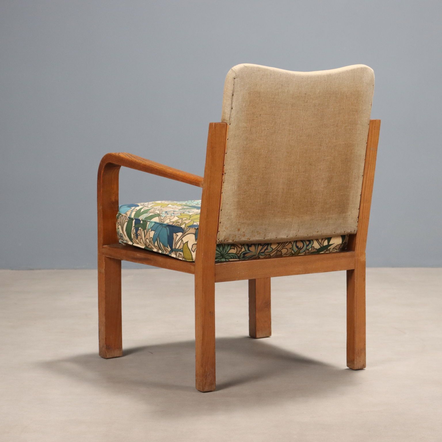 photo furniture Vintage Fauteuils Eiken Stof Schuim Design Italië jaren 1940