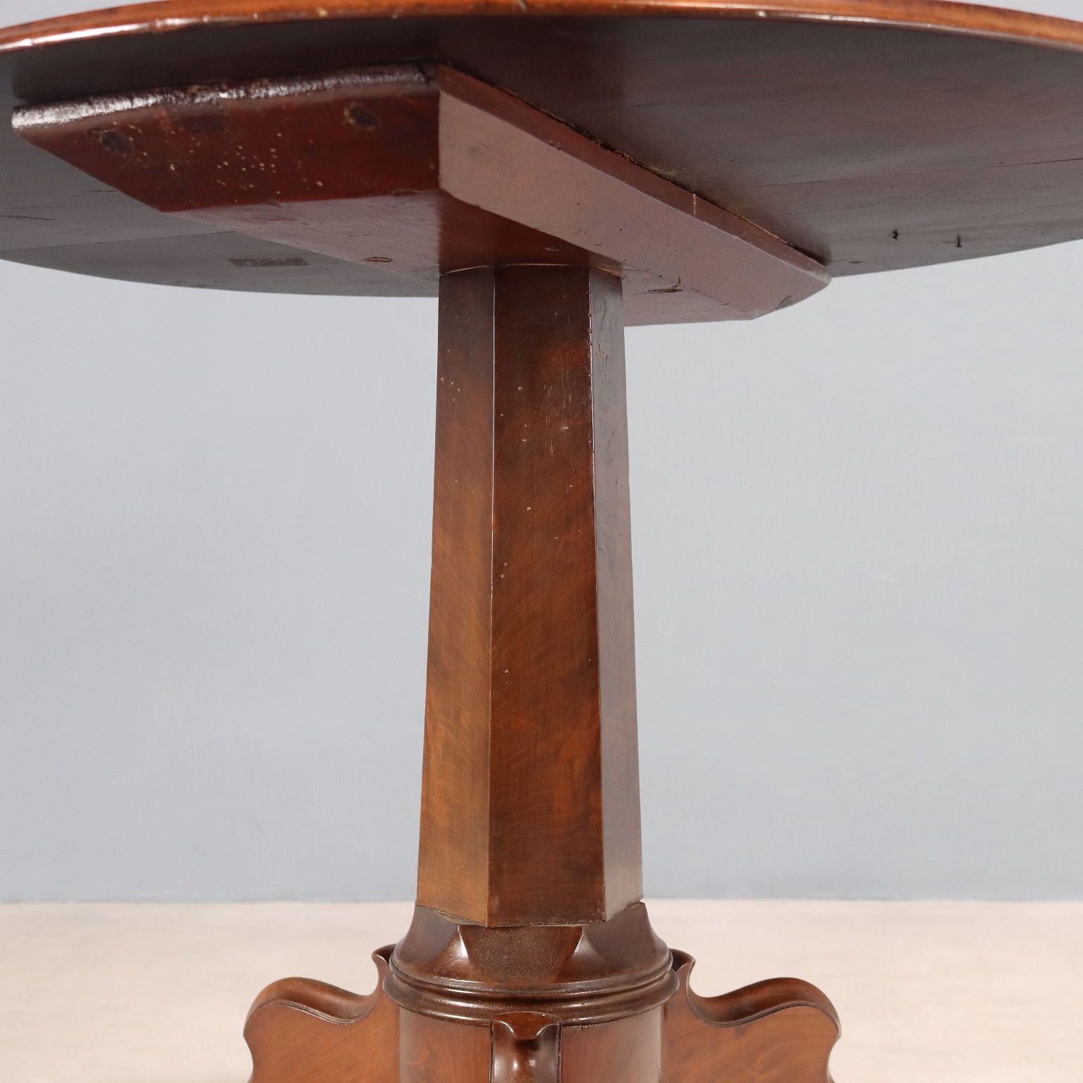 Petite table d'époque Louis-Philippe en acajou, Italie, XIXe siècle photo vinterior