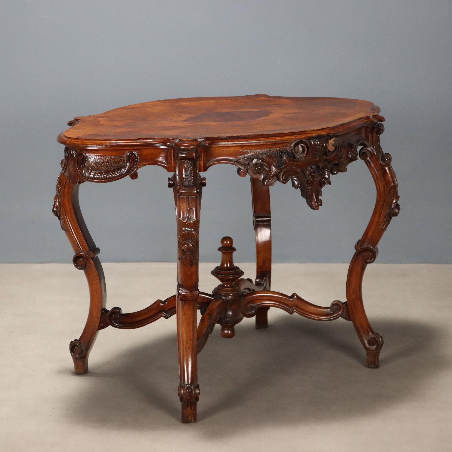 Petite table d'époque Louis-Philippe en noyer, Italie, XIXe siècle