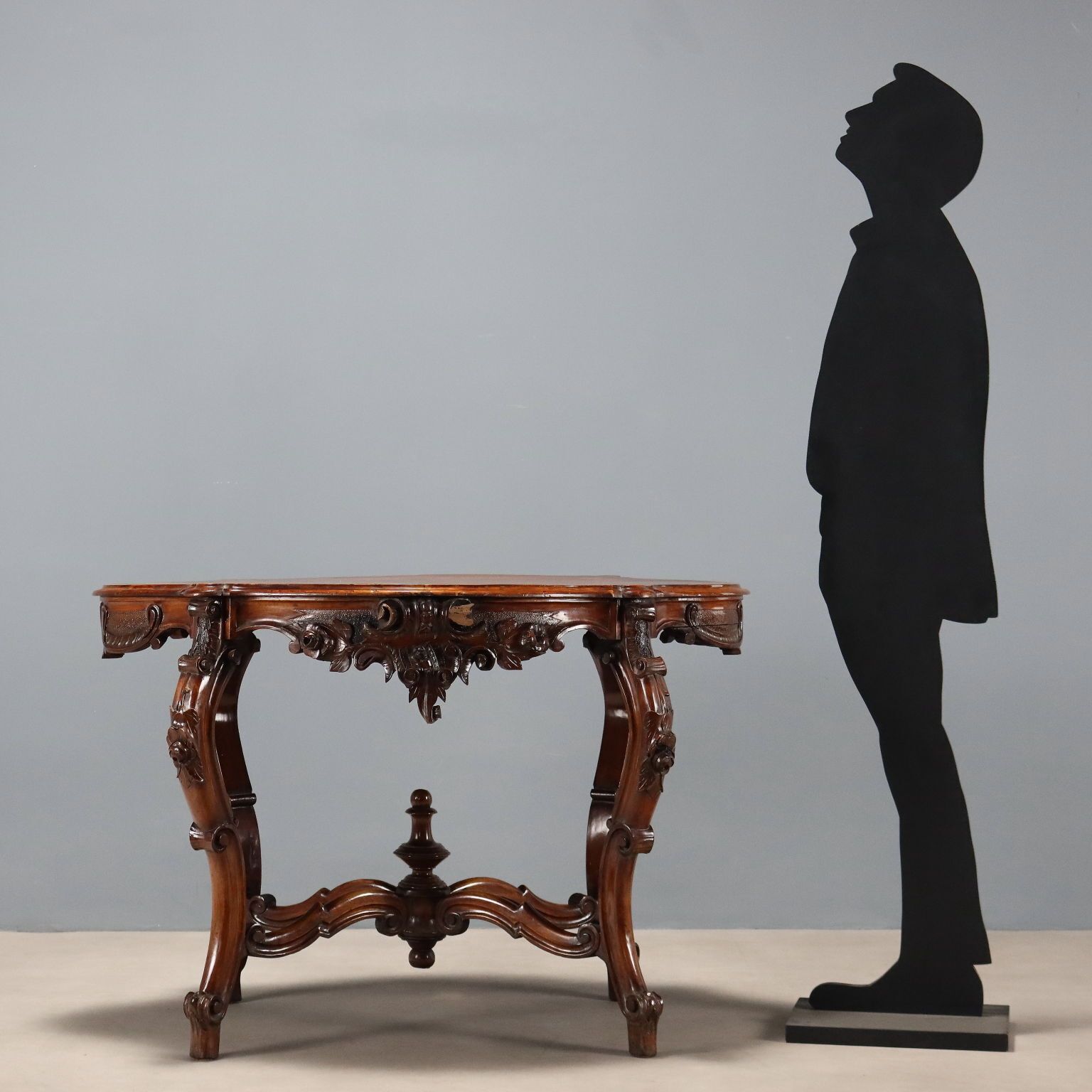 Petite table d'époque Louis-Philippe en noyer, Italie, XIXe siècle photo for sale