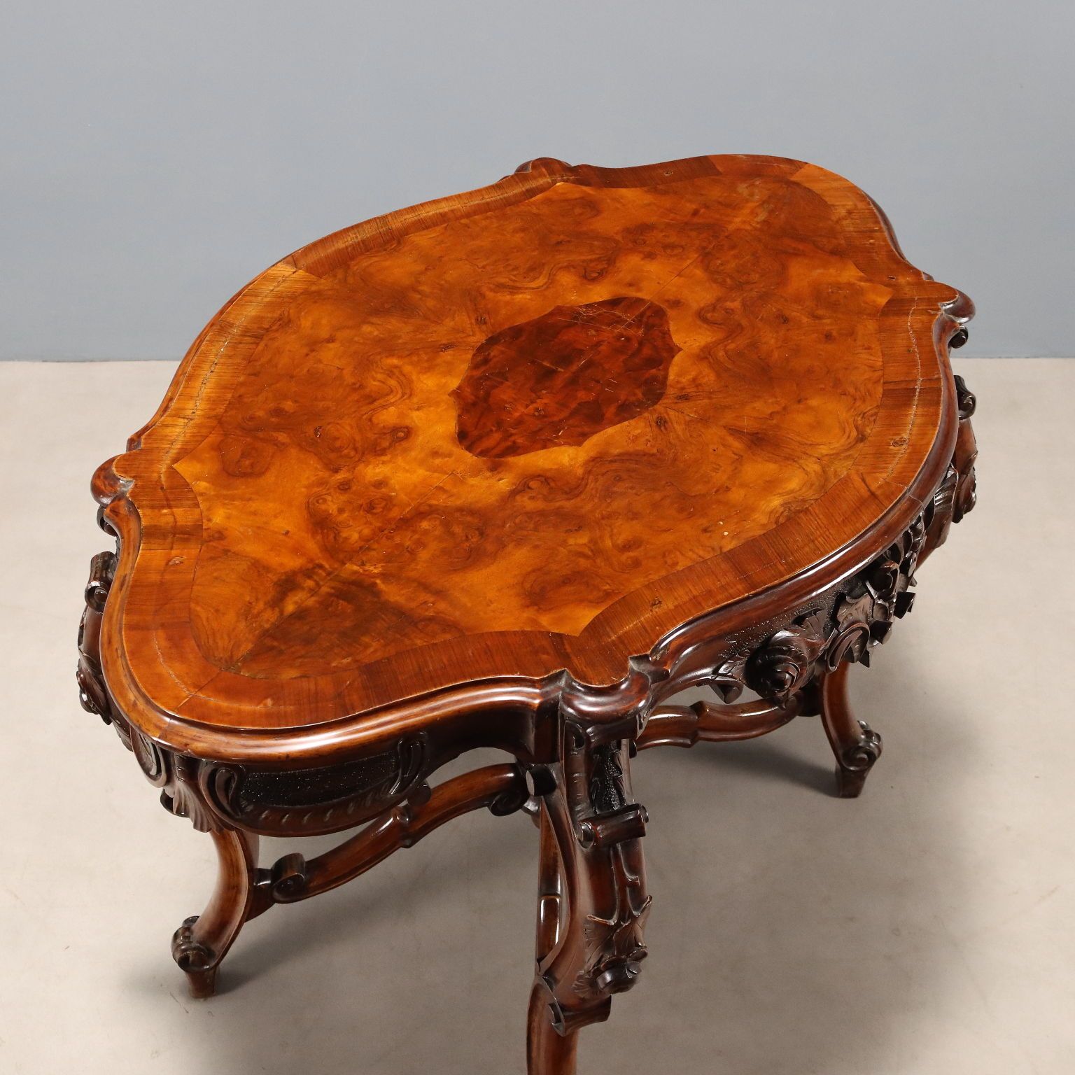 photo for sale Petite table d'époque Louis-Philippe en noyer, Italie, XIXe siècle