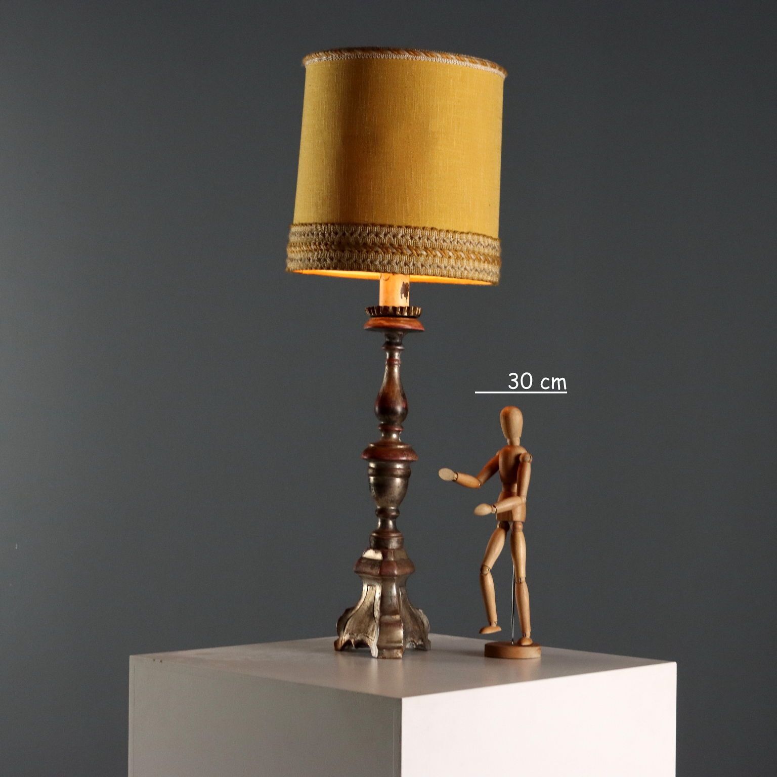 Candélabre d'époque en bois sculpté doré et tissu, XXe siècle photo furniture