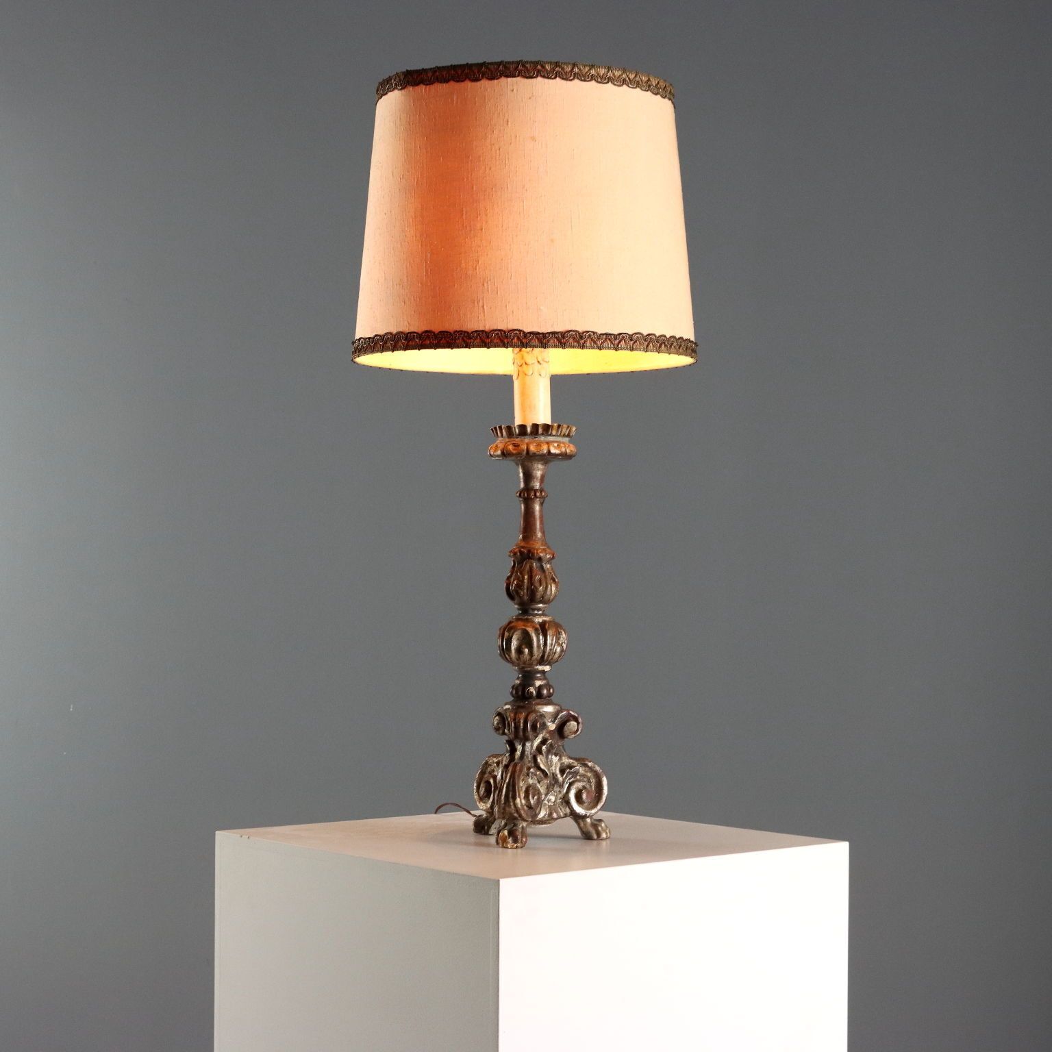 Candélabre d'époque en bois sculpté et doré, Italie, XIXe siècle