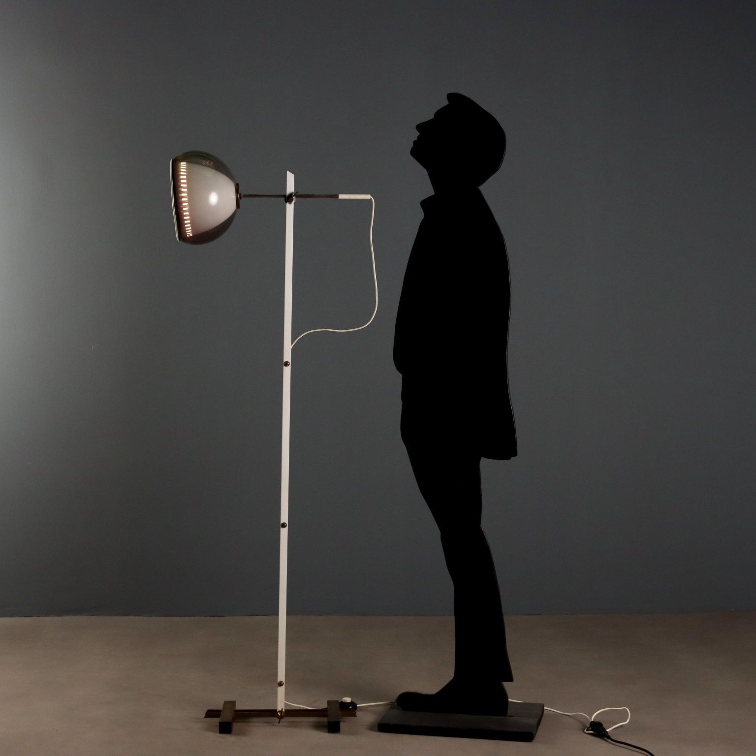Vintage vloerlamp Messing Geëmailleerd Metaal Design Italië jaren 1960 photo for sale