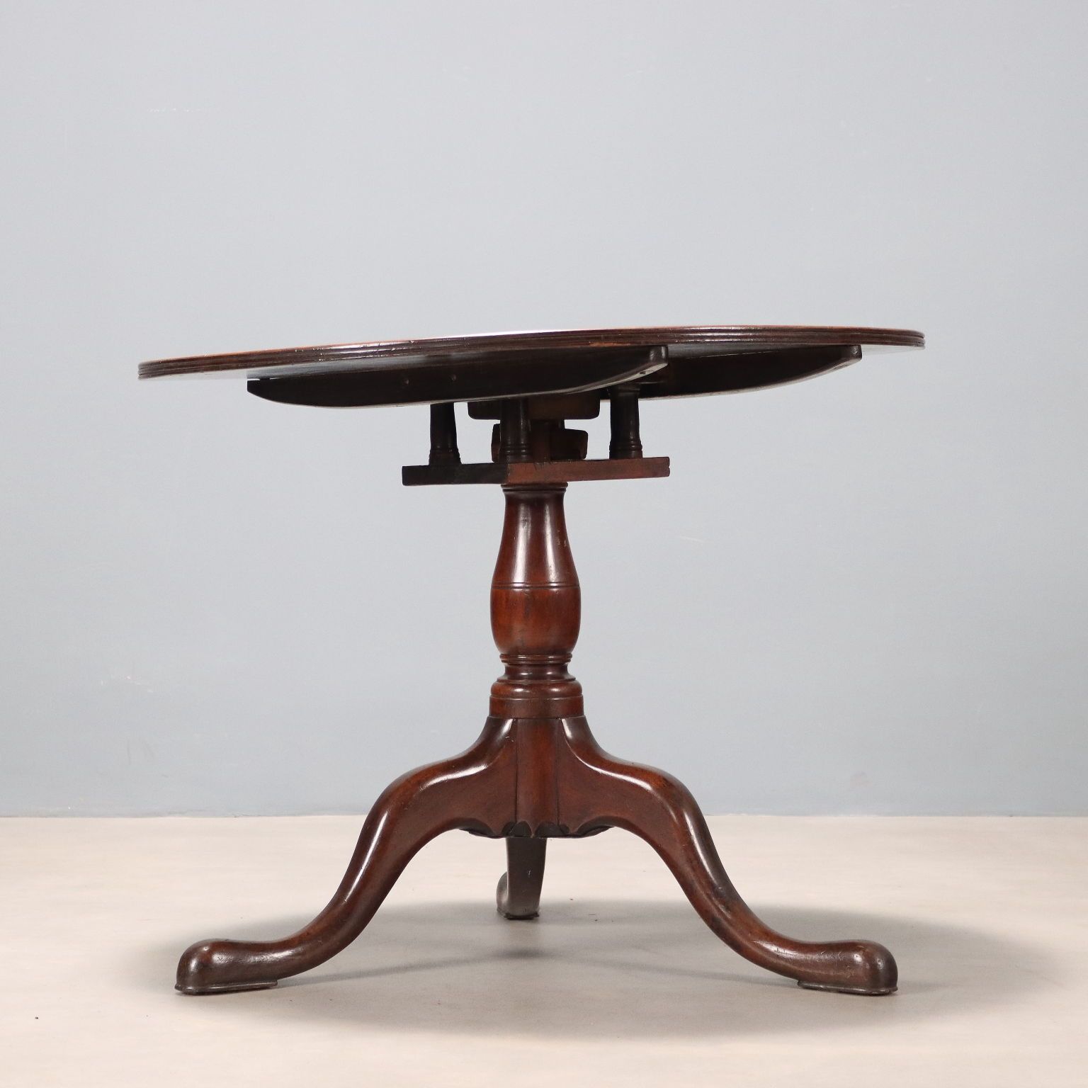 Petite table d'époque en noyer, plateau rond, Royaume-Uni, XIXe siècle photo vintage