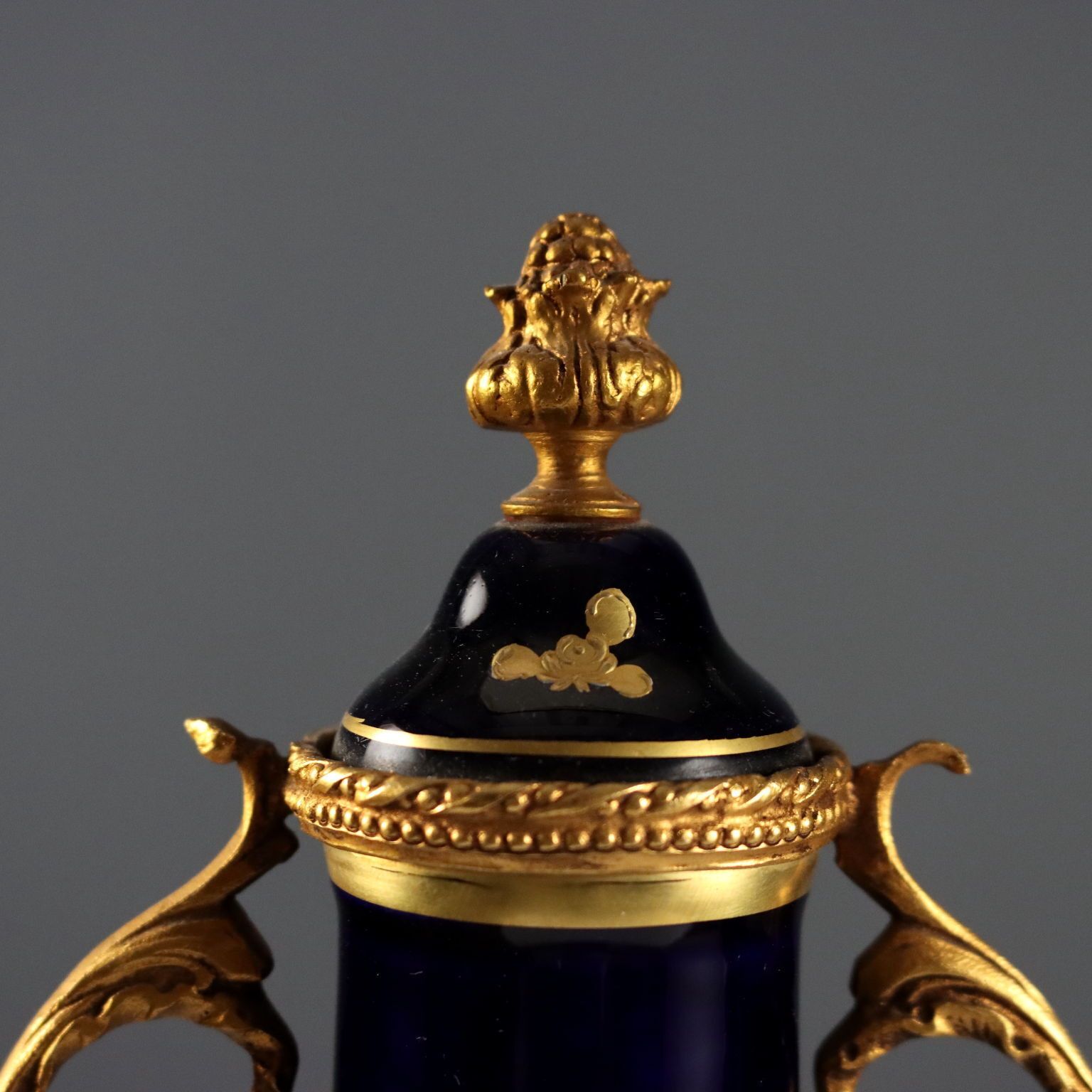 Vases triptyque d'époque en porcelaine et bronze doré, France, XXe siècle photo vintage