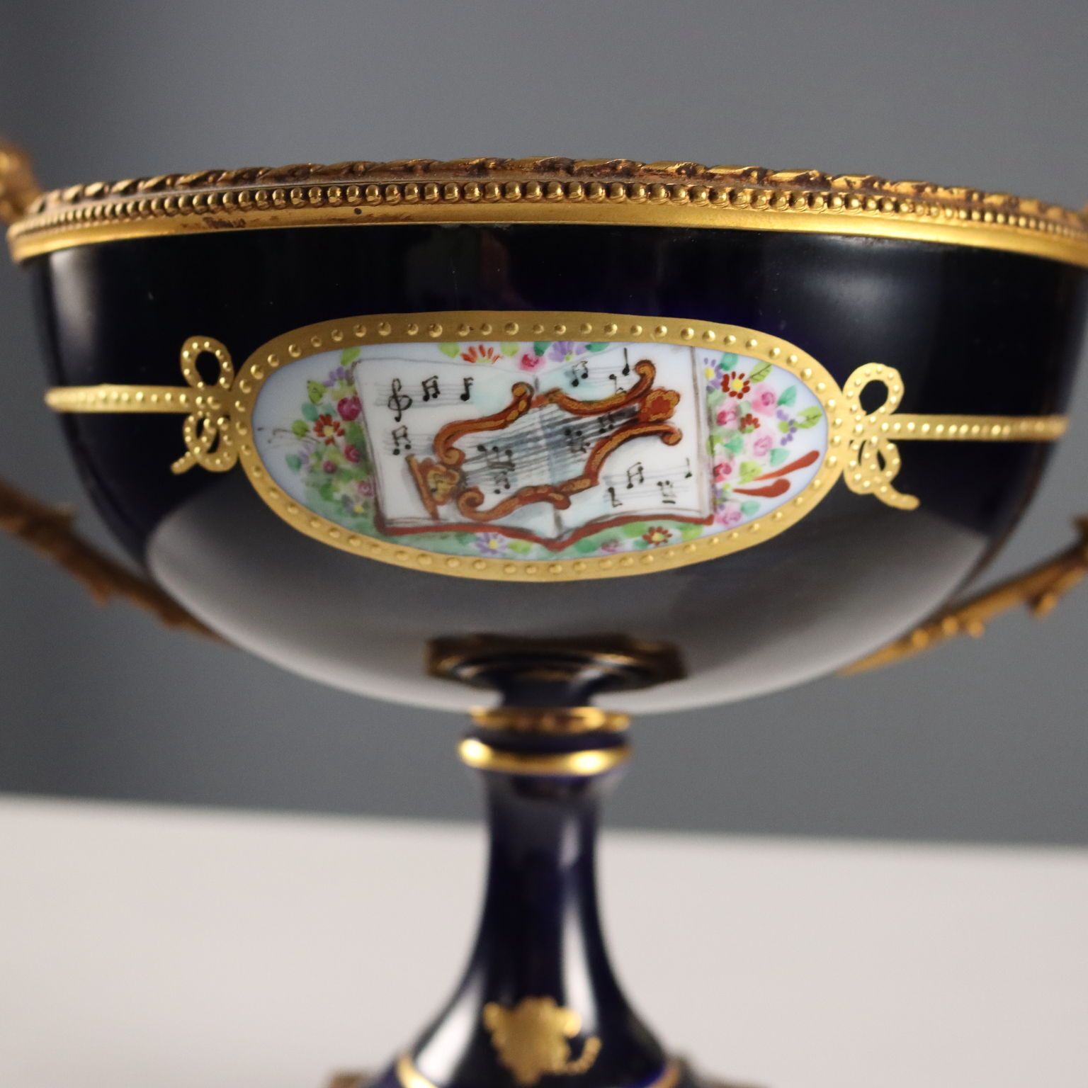 600.0 Vases triptyque d'époque en porcelaine et bronze doré, France, XXe siècle photo
