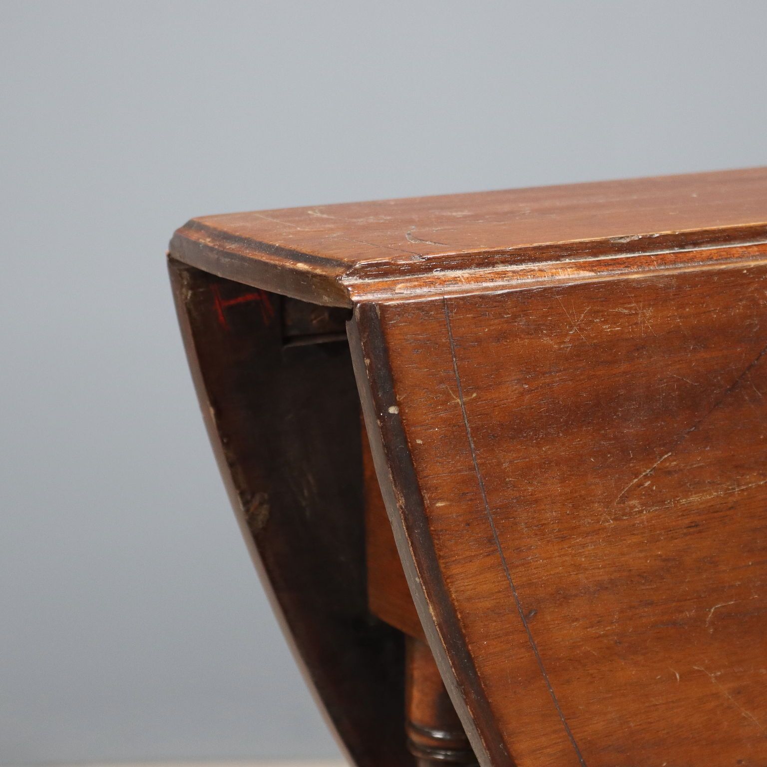 Antieke bijzettafel mahonie gravures Verenigd Koninkrijk 19e eeuw photo Meubels