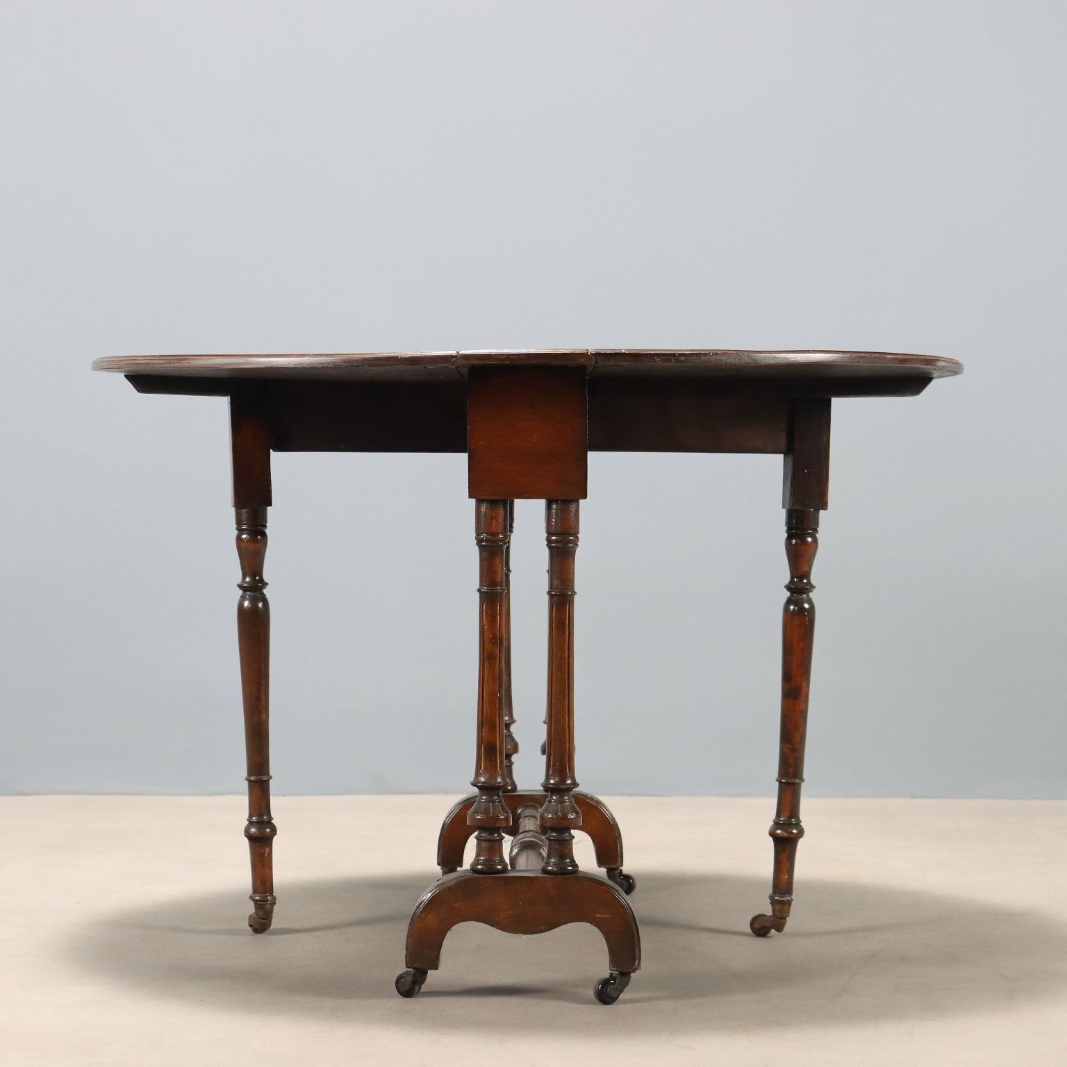 photo furniture Antieke bijzettafel mahonie gravures Verenigd Koninkrijk 19e eeuw