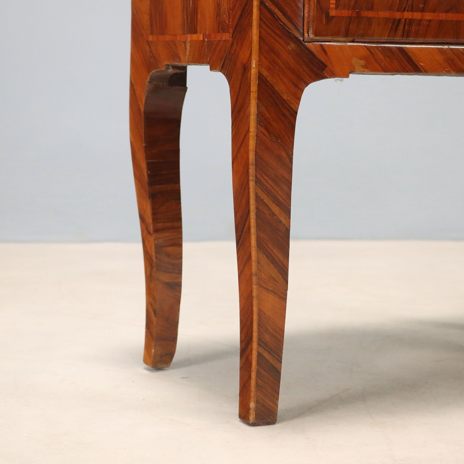 Table de chevet d'époque baroque en noyer, filets en bois de violette, XVIIIe siècle photo buy