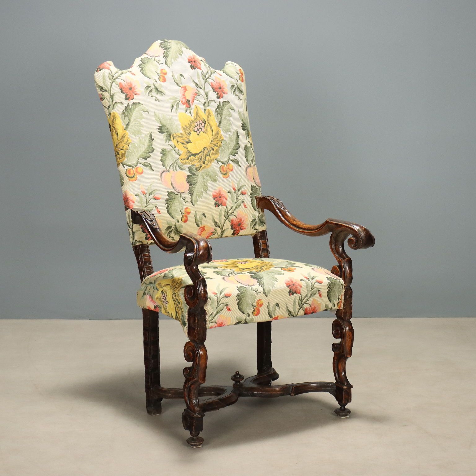 Barokke fauteuil, walnoot, stof, Italië, 18e eeuw