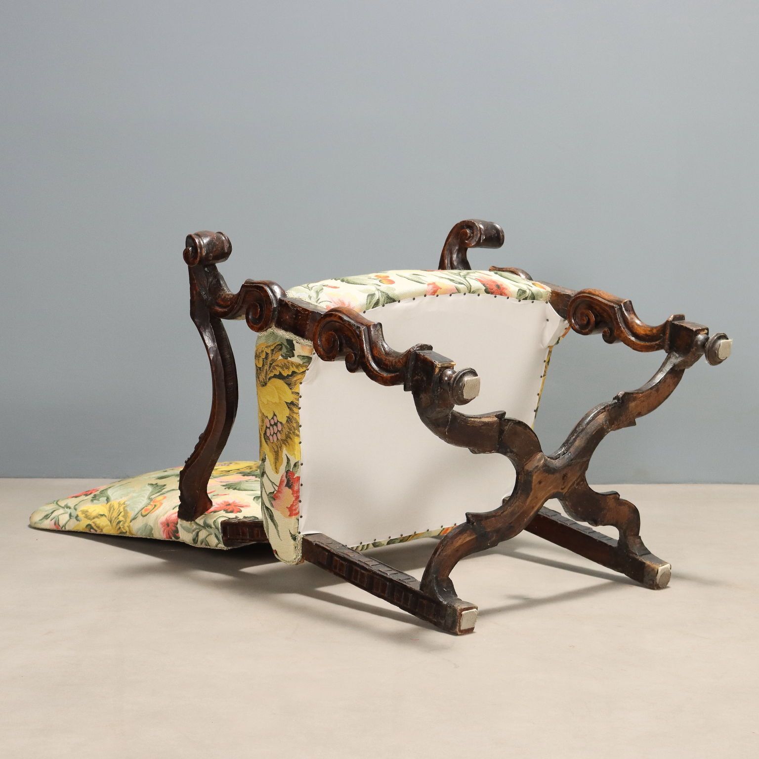 Mobilier Fauteuil baroque en noyer et tissu, Italie, XVIIIe siècle photo