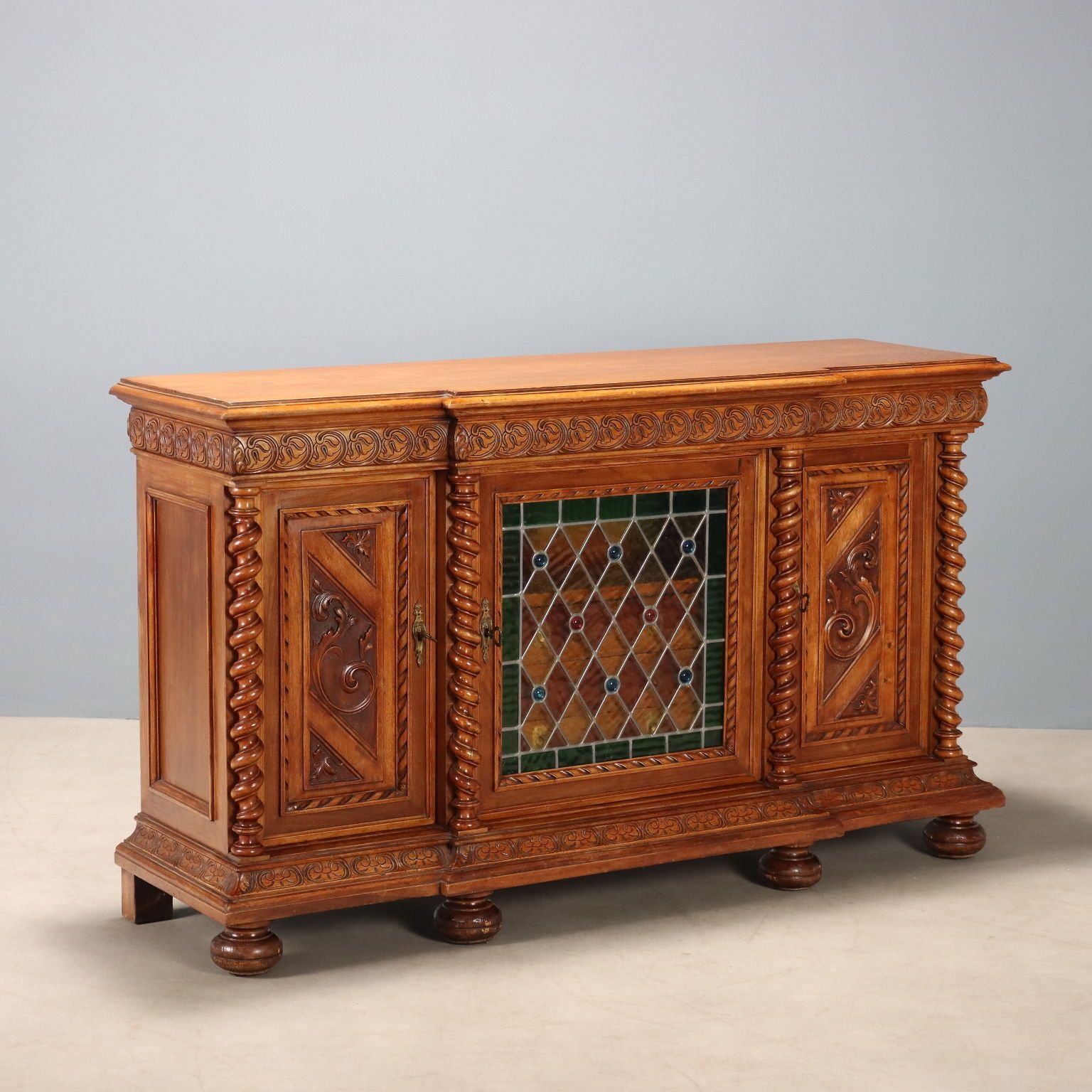 Armoire de style néo-baroque en noyer et verre, Italie, XIXe siècle