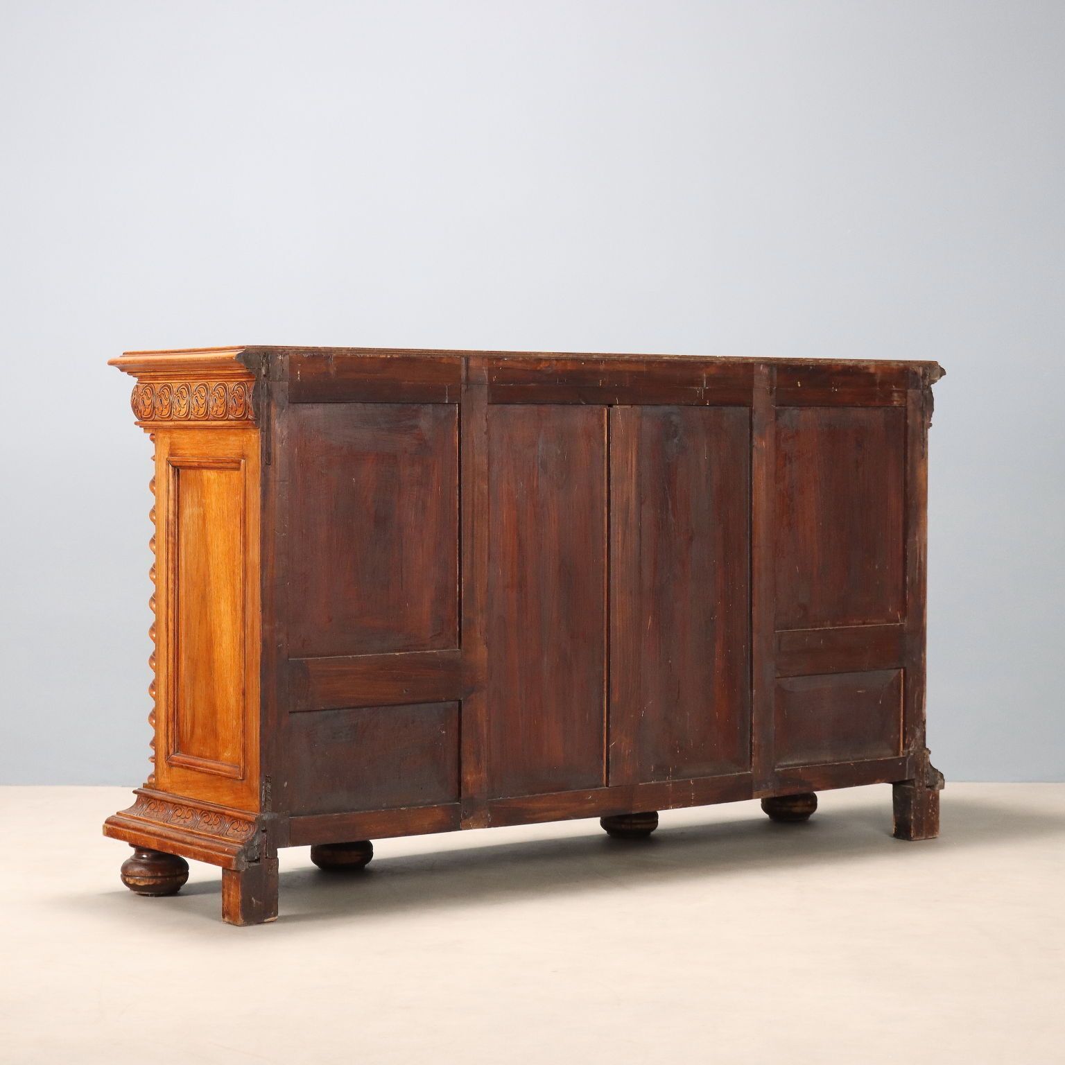 photo buy Armoire de style néo-baroque en noyer et verre, Italie, XIXe siècle
