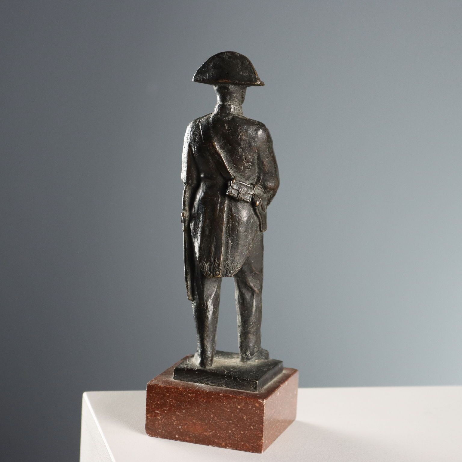 Figurine moderne Carabiniere en bronze, Italie, milieu du XXe siècle photo buy