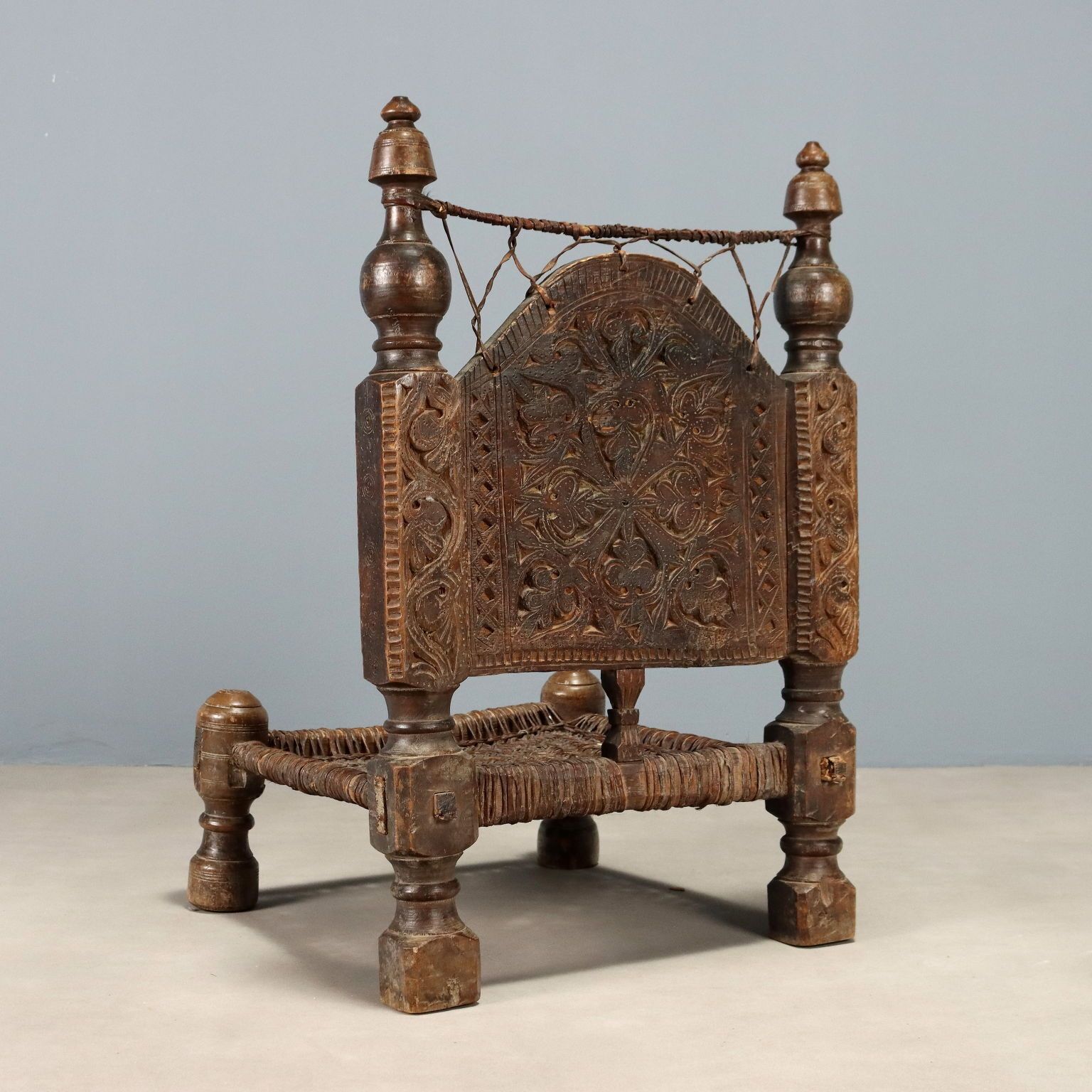 Fauteuil ethnique d'époque en bois exotique et cuir, Pakistan, XIXe siècle photo vintage