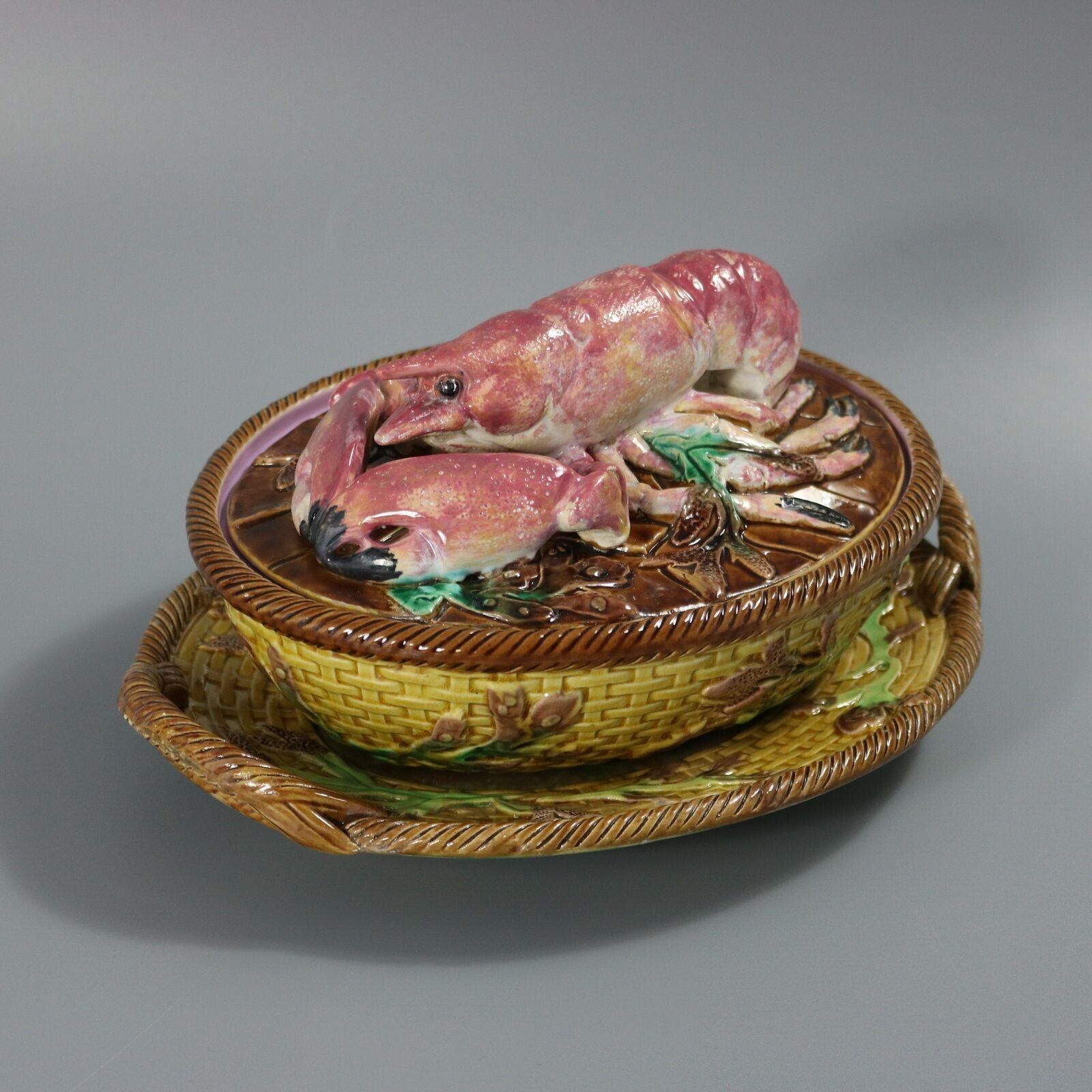 photo furniture George Jones Majolica Schotel met Kreeft