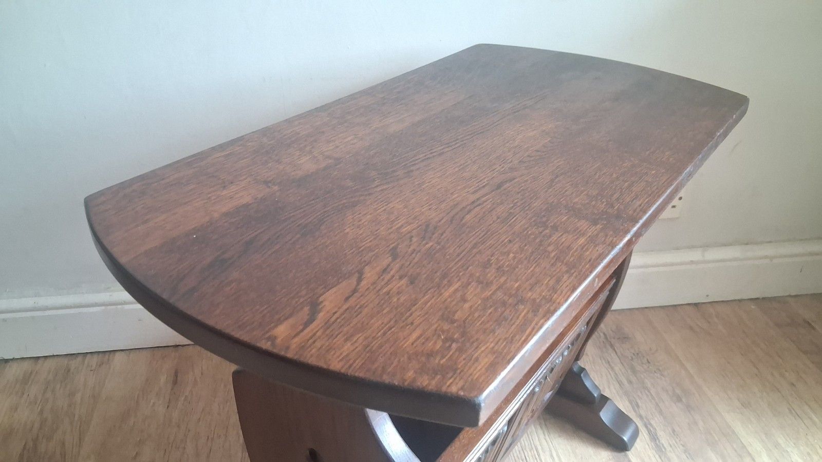 photo vintage Delightful Old Charm  Oak Magazine Table /Coffee Table In Very Good Condition