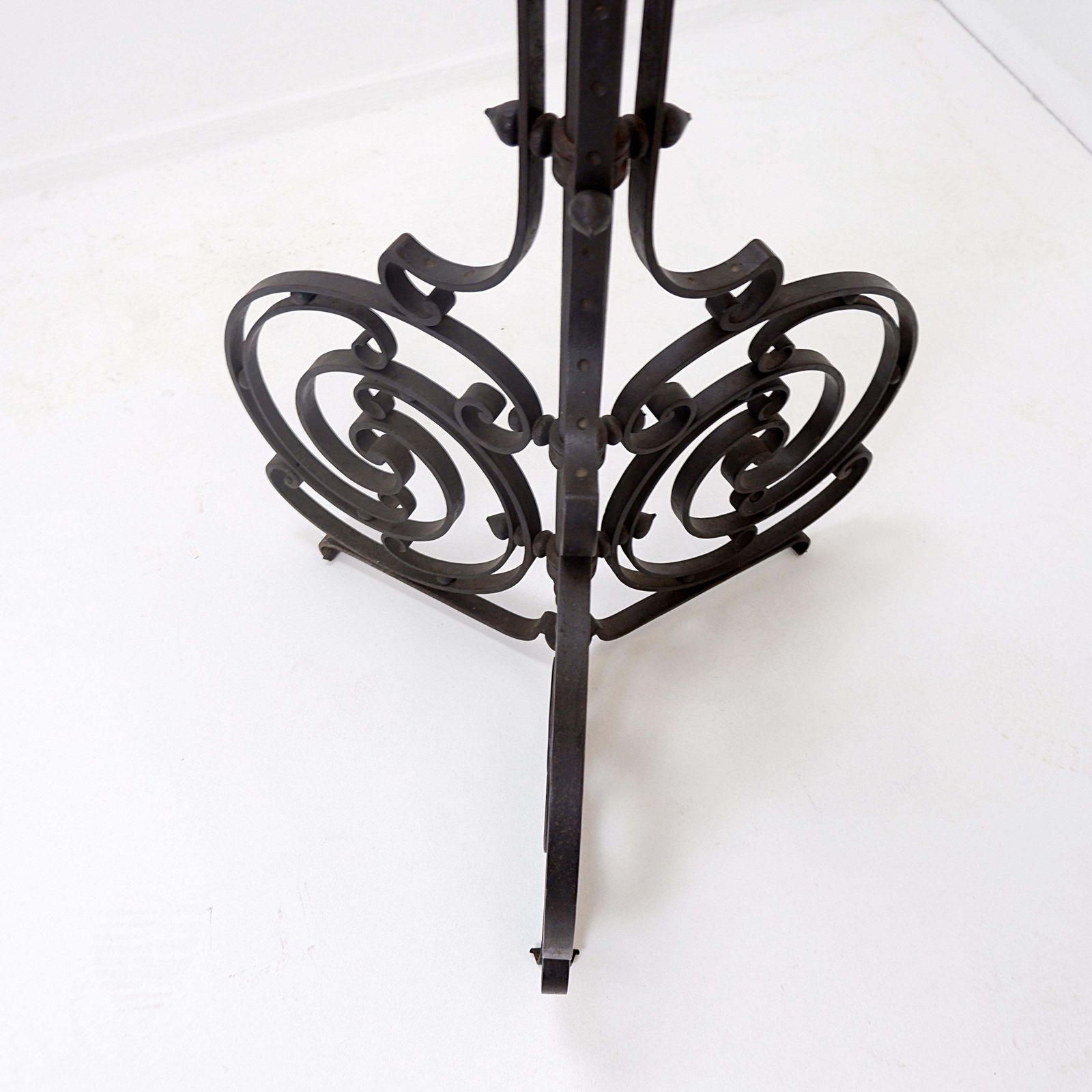 photo vintage Art Nouveau Wrought Iron Tripod Floor Candlestick   Torchère