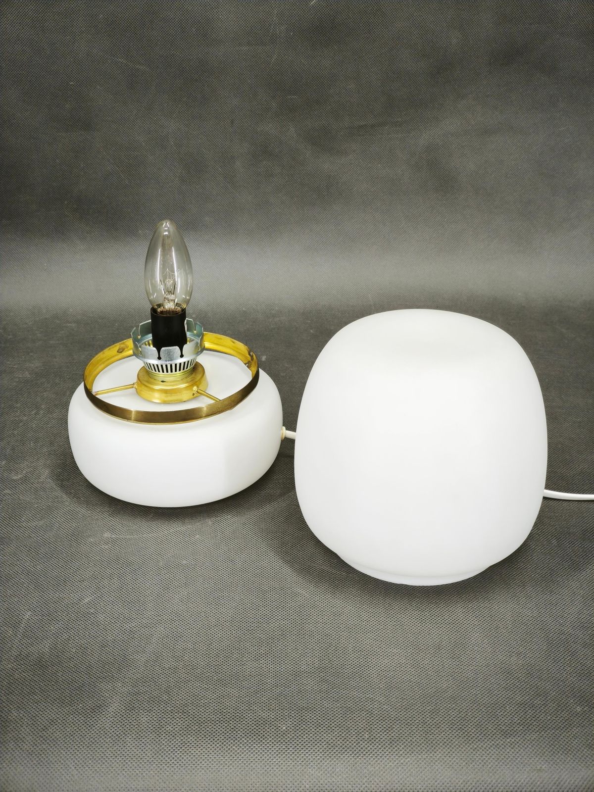 Lampe de table tchèque en verre opaline et laiton, années 1970 photo for sale