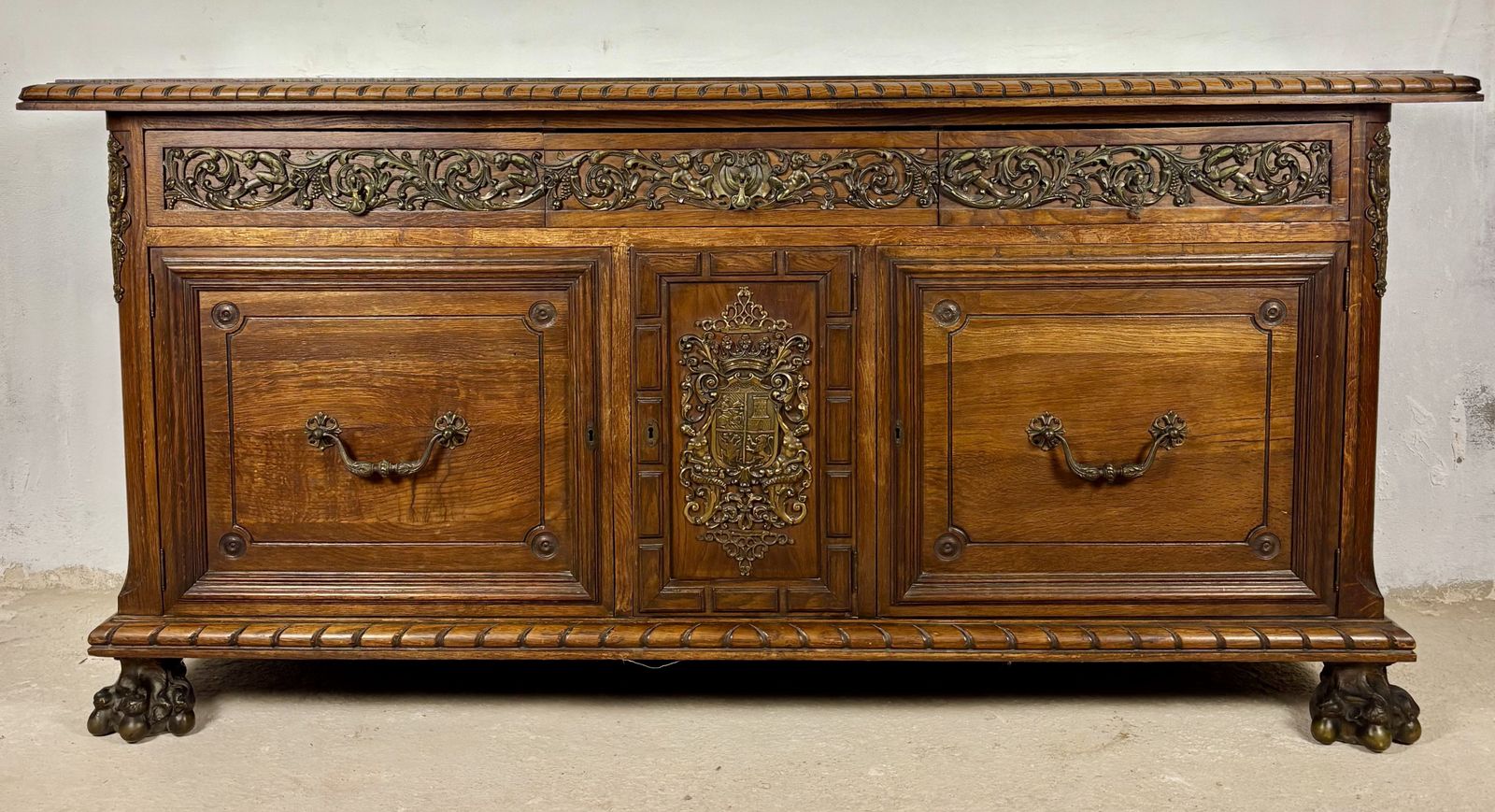 Groot eiken dressoir in Henry II-stijl met bronzen beslag, begin 20e eeuw photo for sale