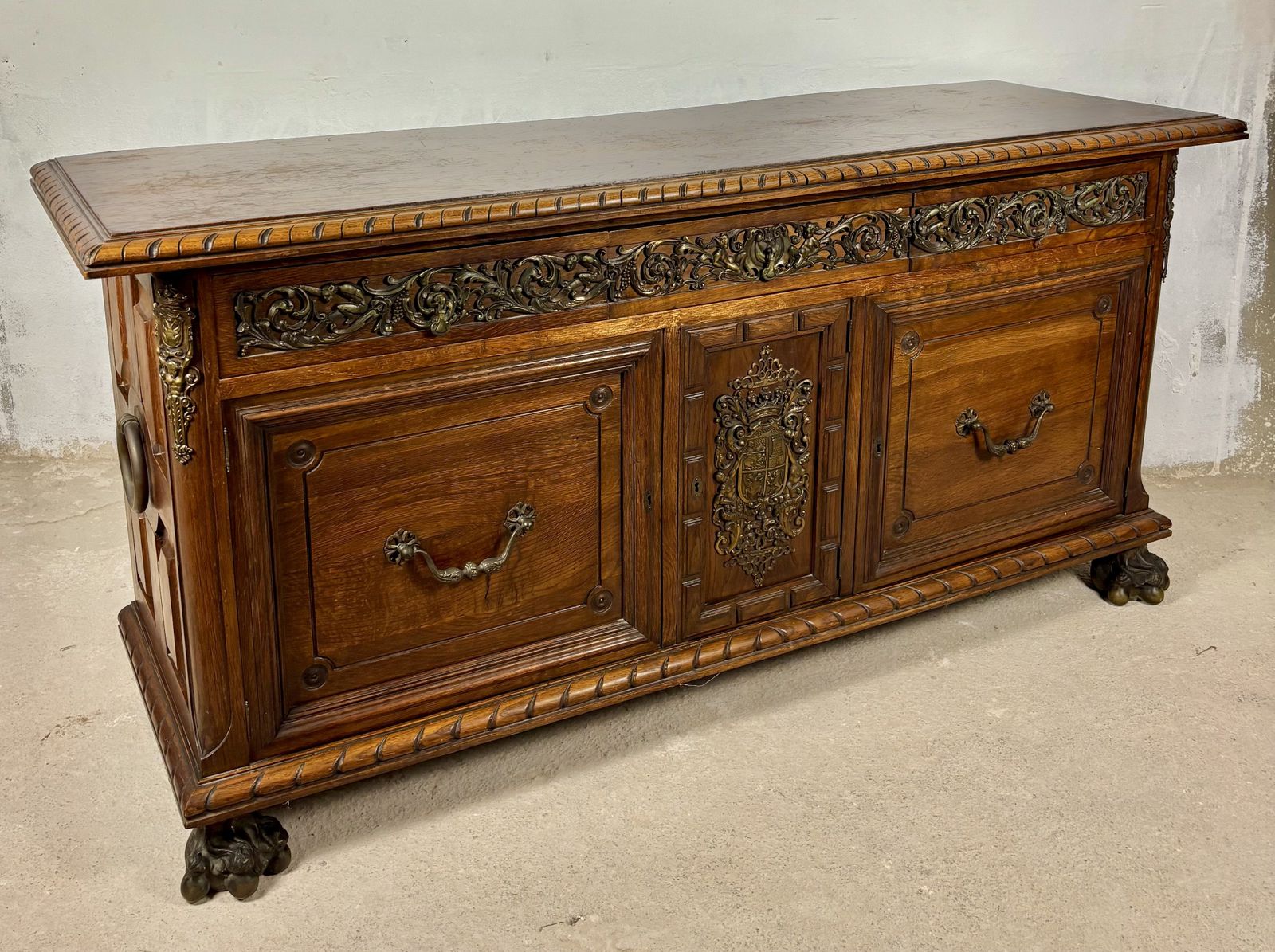 photo vinterior Groot eiken dressoir in Henry II-stijl met bronzen beslag, begin 20e eeuw