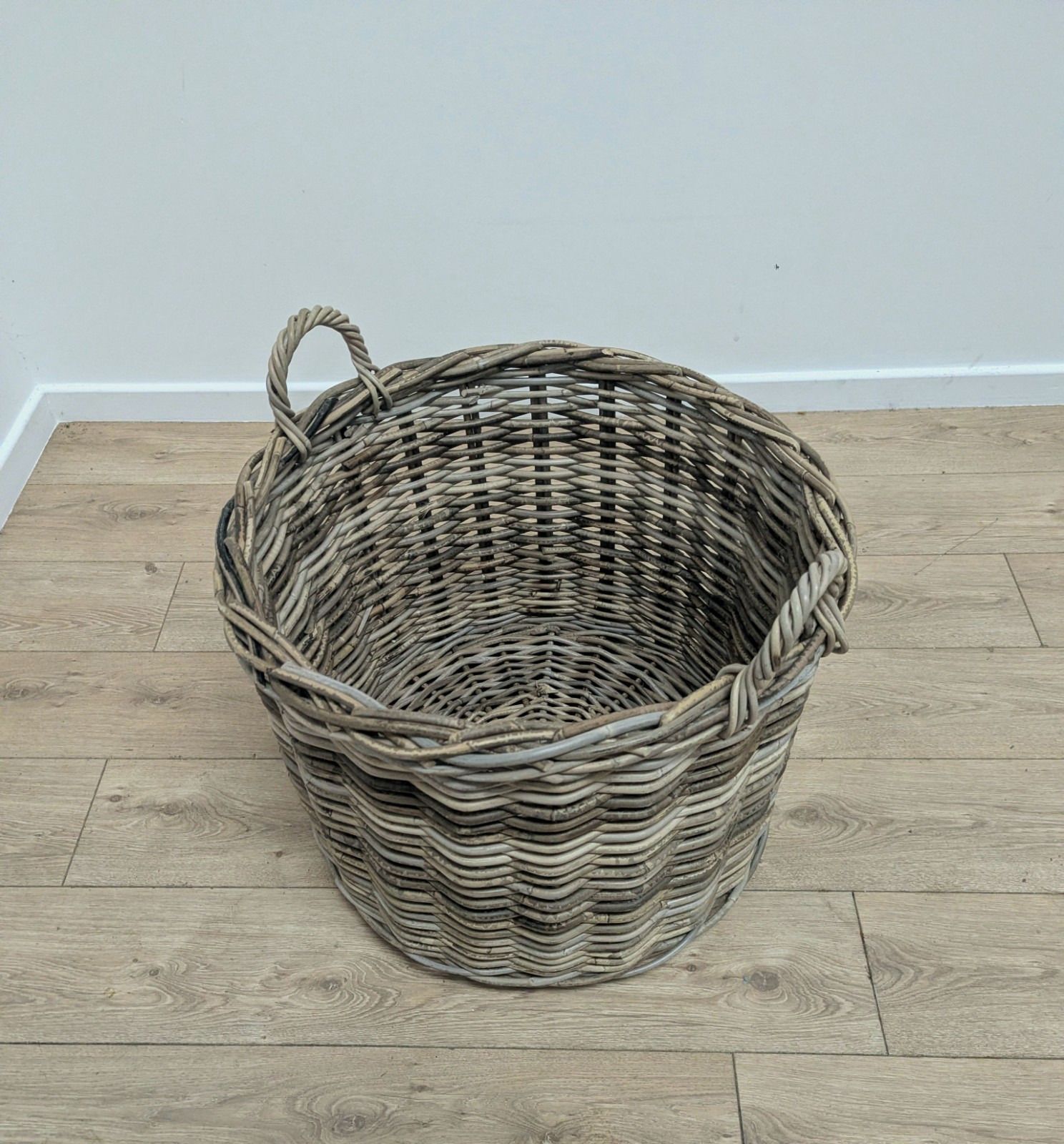 Grand panier de rangement en osier de style vintage, livraison disponible 0283. photo for sale