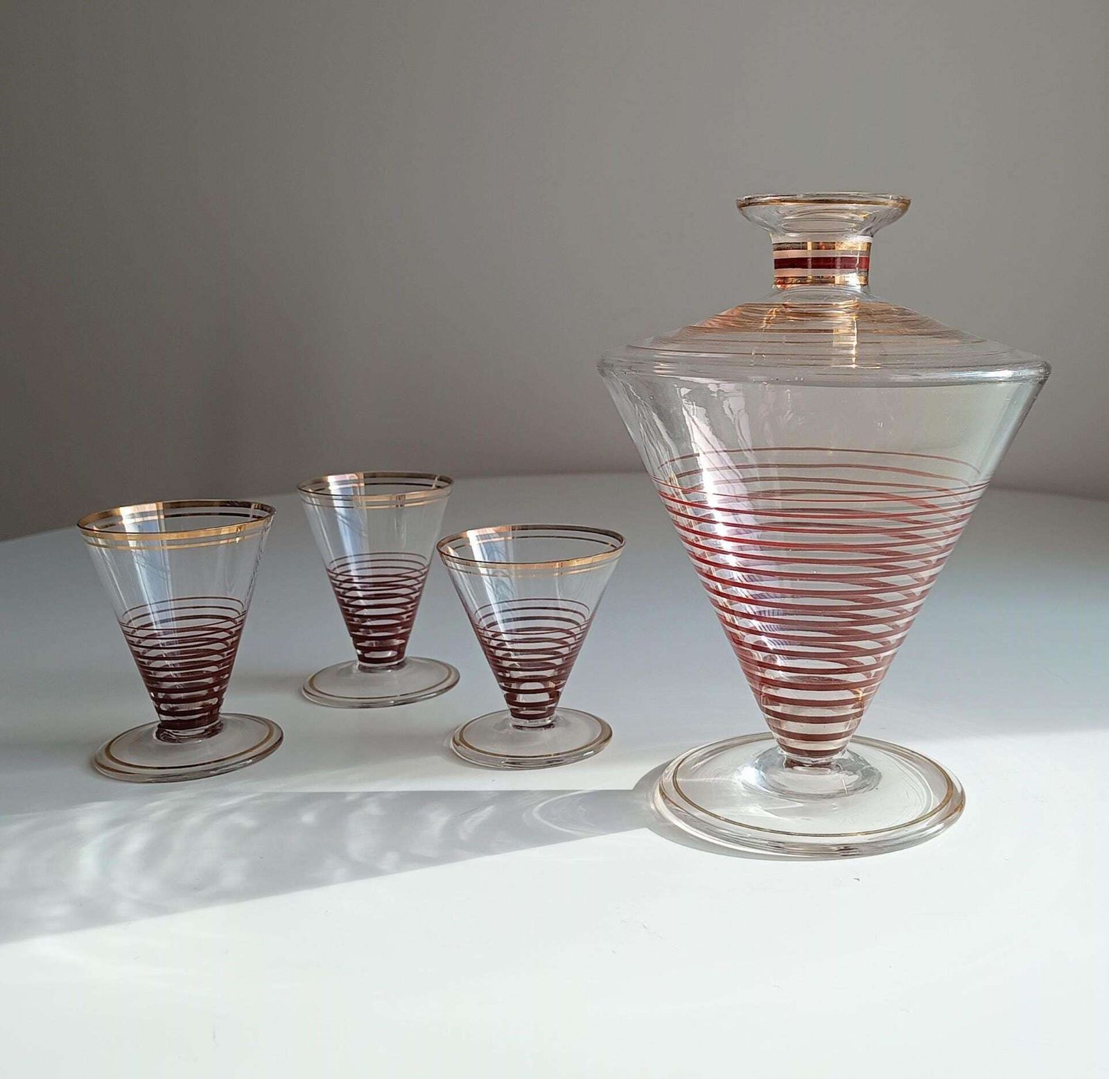 Atomic cocktailset, spiraalvormige omgekeerde conus karaf en 3 glazen, Mcm Bohemia jaren 1950 photo for sale