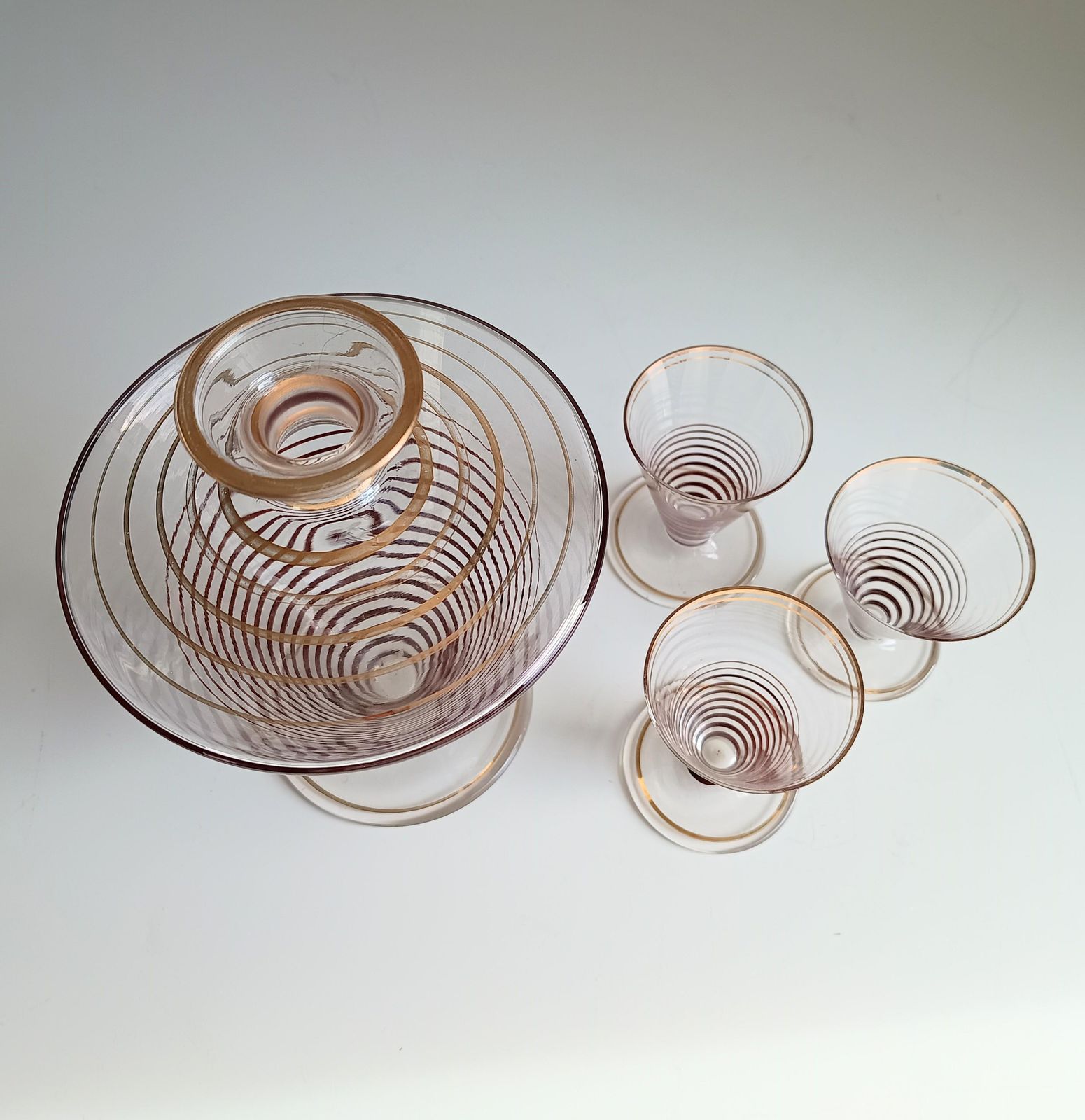 photo furniture Atomic cocktailset, spiraalvormige omgekeerde conus karaf en 3 glazen, Mcm Bohemia jaren 1950