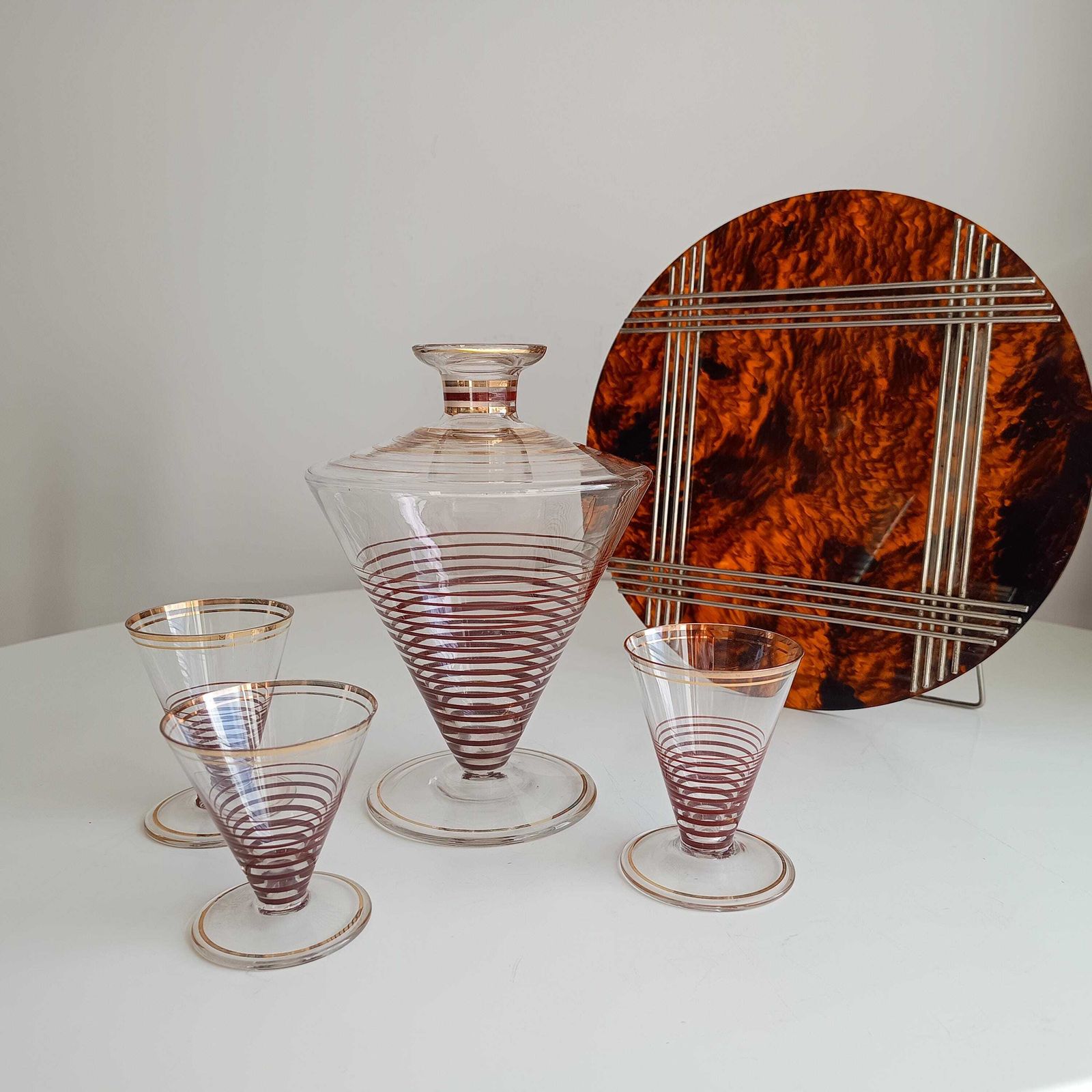 Atomic cocktailset, spiraalvormige omgekeerde conus karaf en 3 glazen, Mcm Bohemia jaren 1950