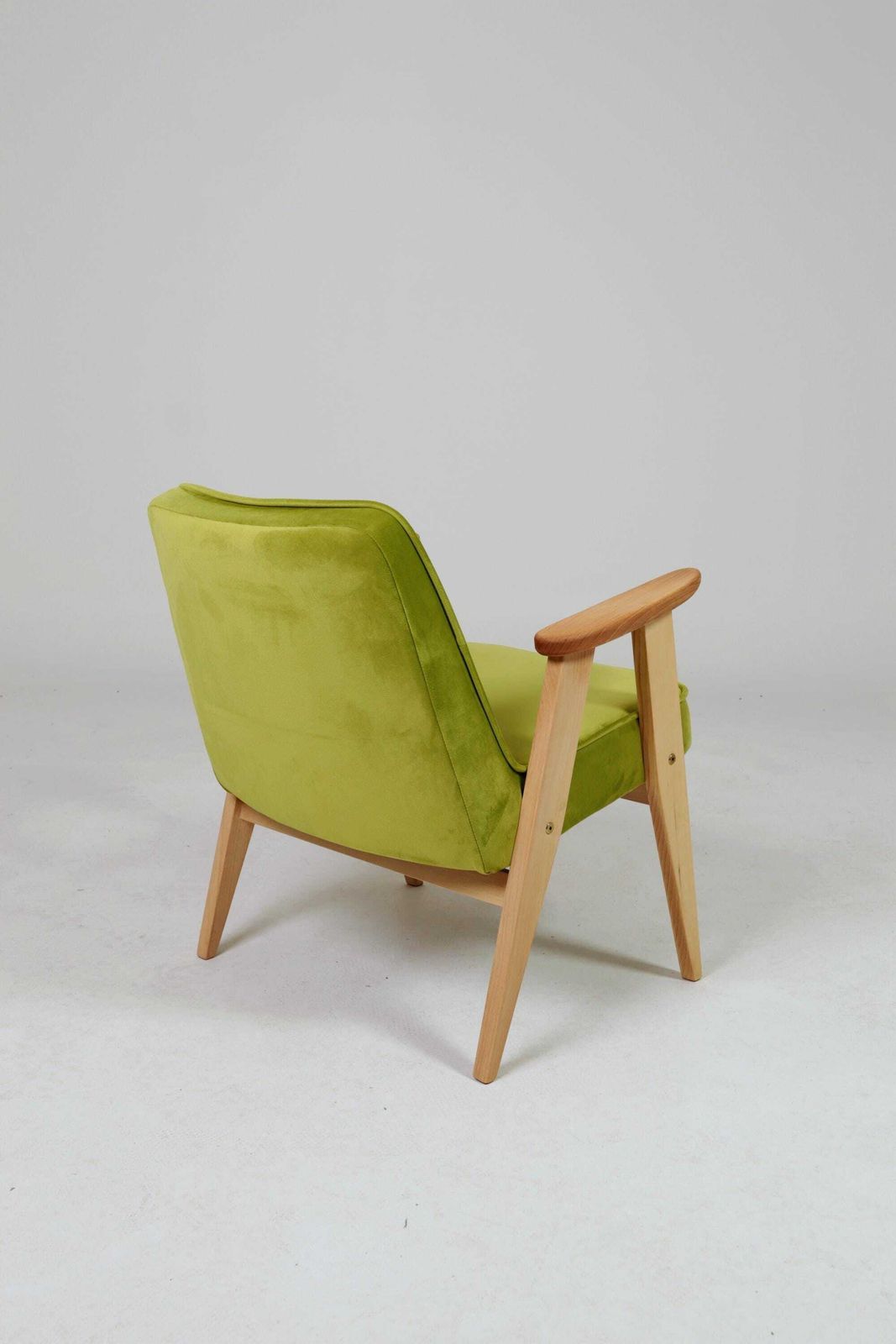 Vintage fauteuil – perengroen fluweel, natuurlijk geolieerd hout photo Meubels