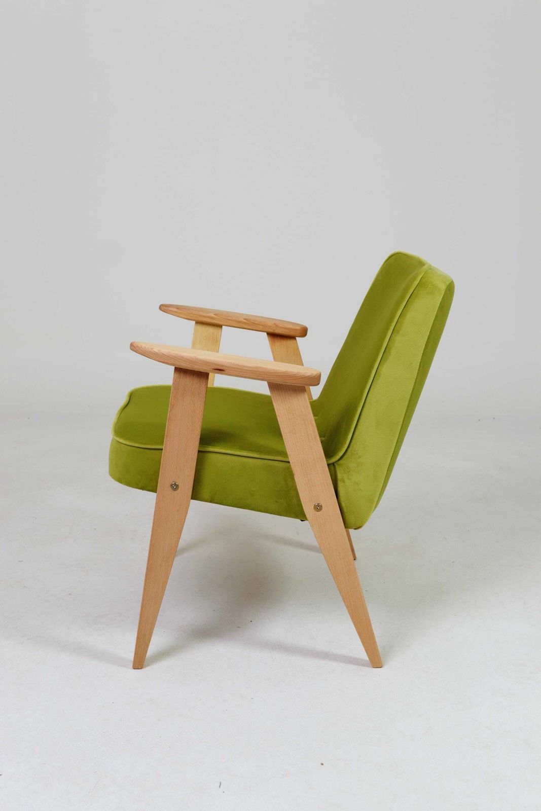 Vintage fauteuil – perengroen fluweel, natuurlijk geolieerd hout photo buy