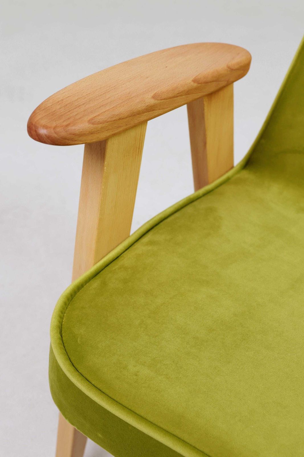 photo furniture Vintage fauteuil – perengroen fluweel, natuurlijk geolieerd hout