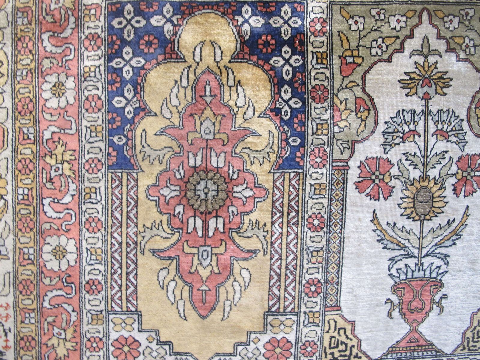 photo vintage Hereke tapijt van zijde en metaaldraad, Turkije, 1950-1970, 2,38 m x 1,63 m