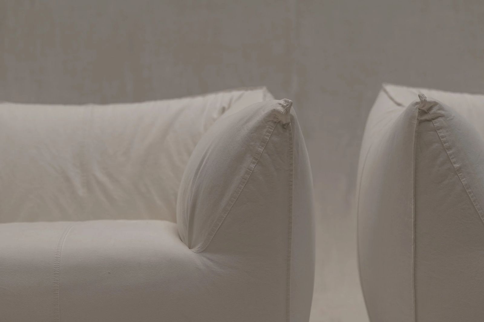 photo vintage Set Of Two “Le Bambole” Lounge Chairs By Mario Bellini