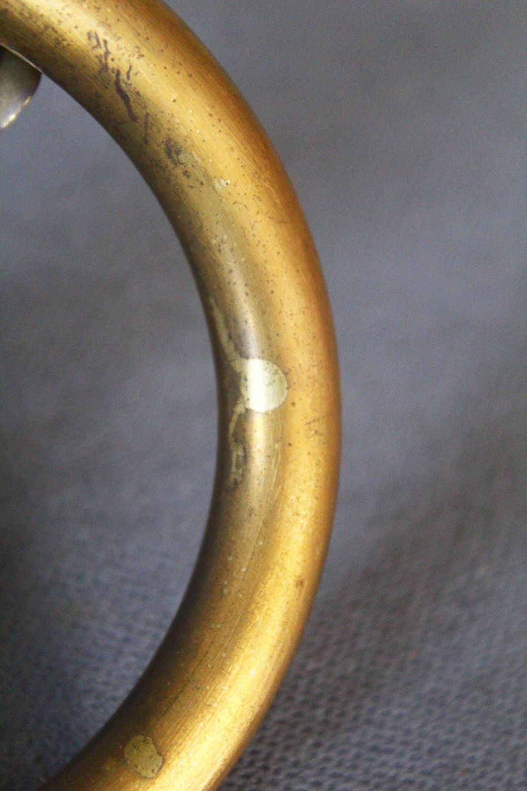 Grote en zware gegoten bronzen deurgreep met rozet, gotische stijl, buitendeurklopper, hardwarerestauratie, entree, rustiek, landelijk photo Bouwonderdelen