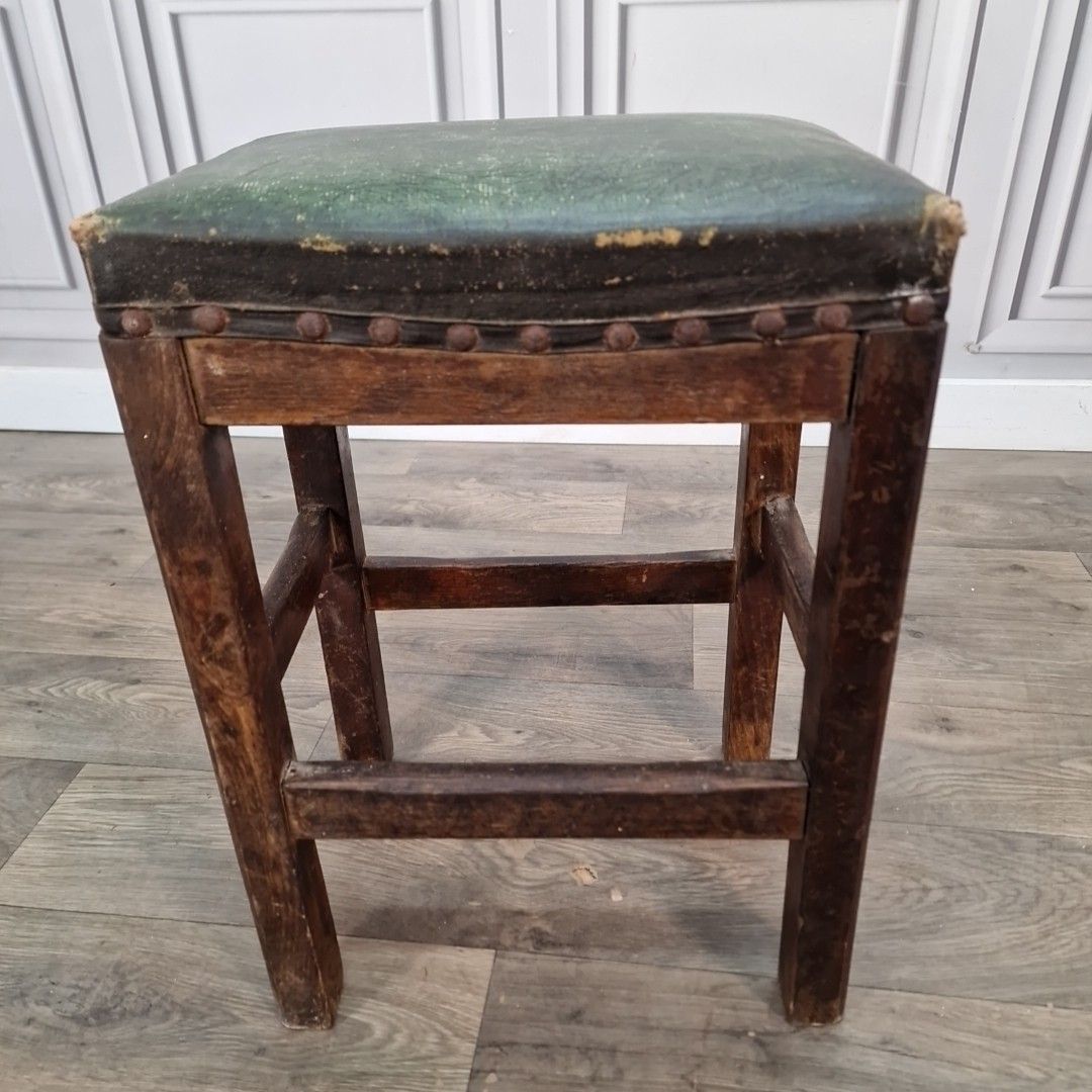 photo furniture Antique Wooden Upholstered Stool Rustic Seat Side Dressing Piano Vintage