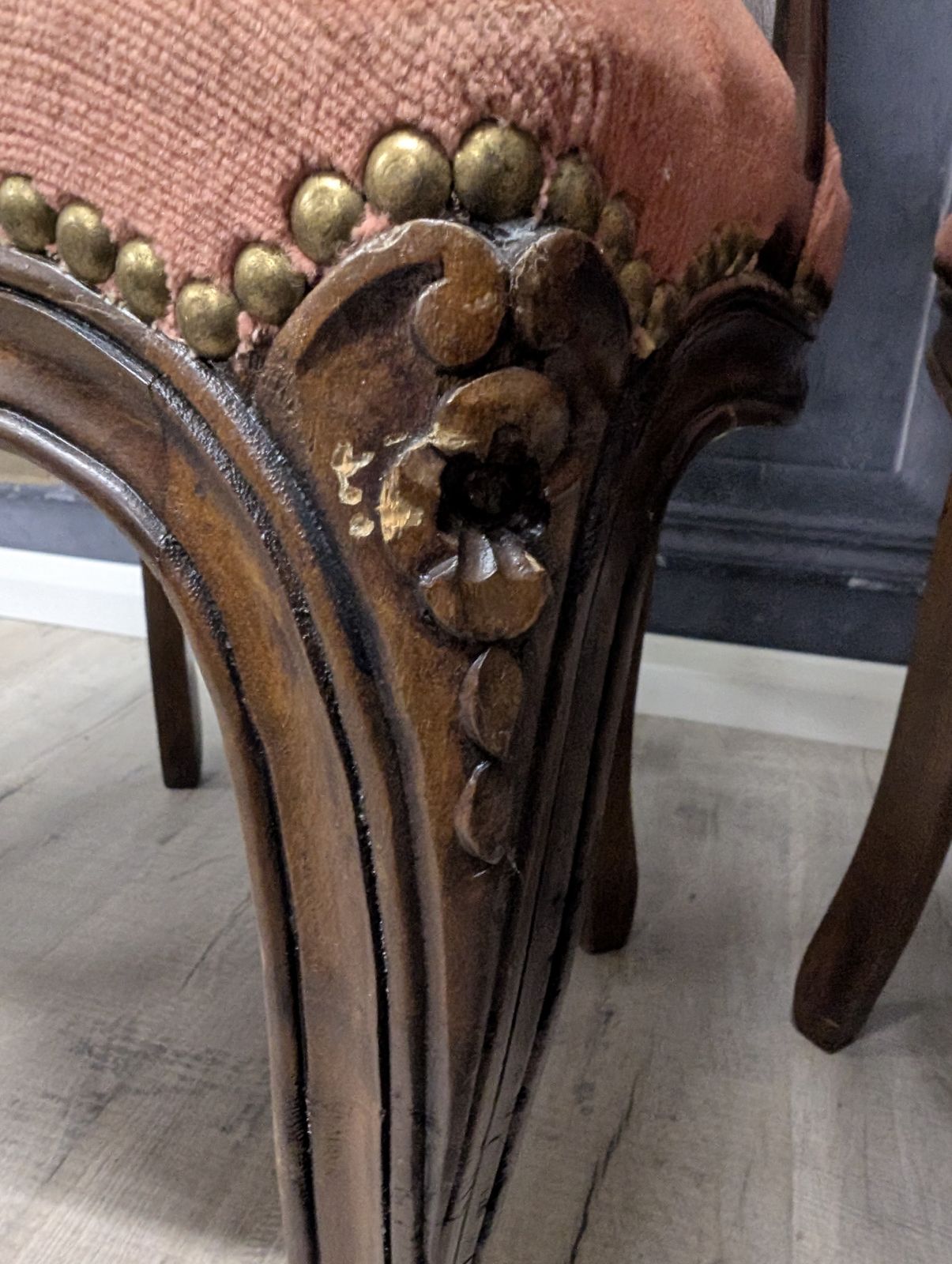 photo vinterior Pair Of Vintage French Louis XV Style Fauteuil Armchairs In Dusky Pink, 1970s