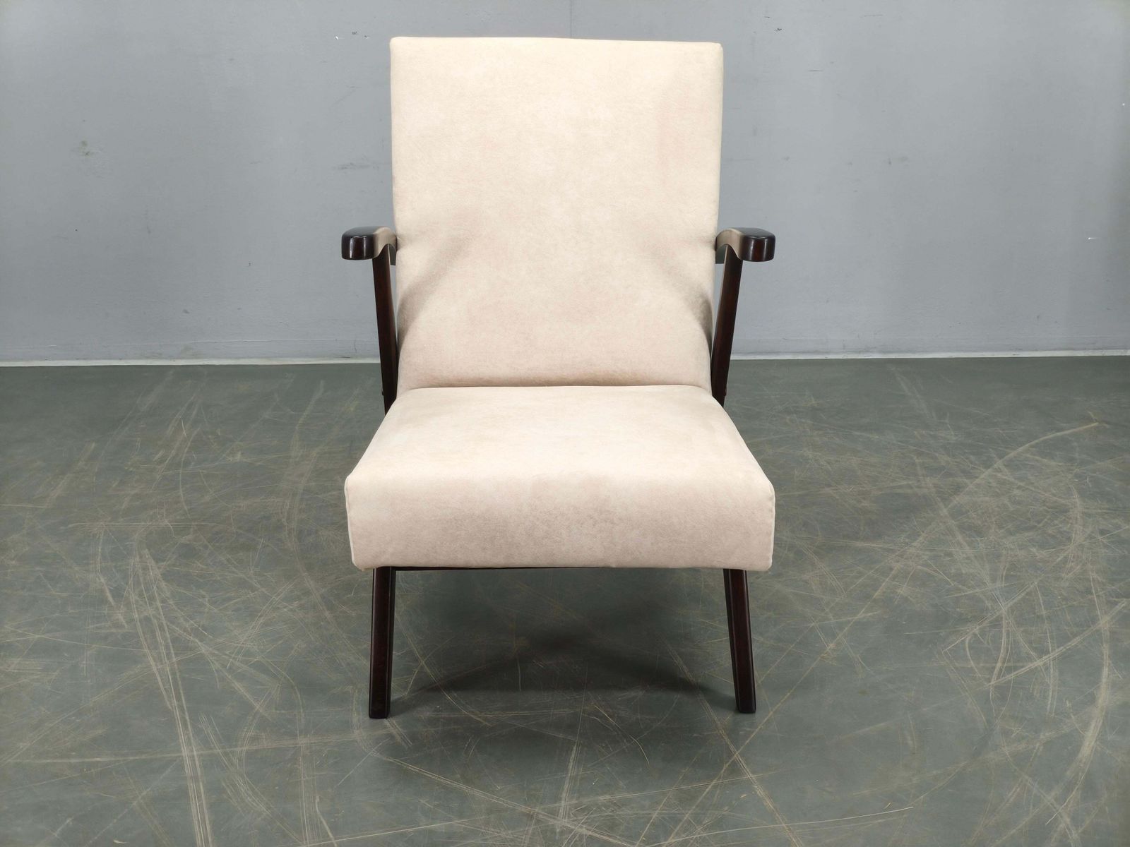 Fauteuil de salon mid-century en velours crème, Tchécoslovaquie, années 1960 photo for sale