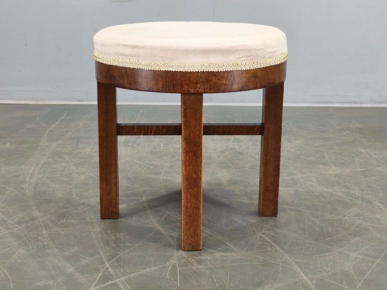Art Deco Walnootfineer Beklede Kruk, Tsjecho-Slowakije jaren 1930 photo for sale