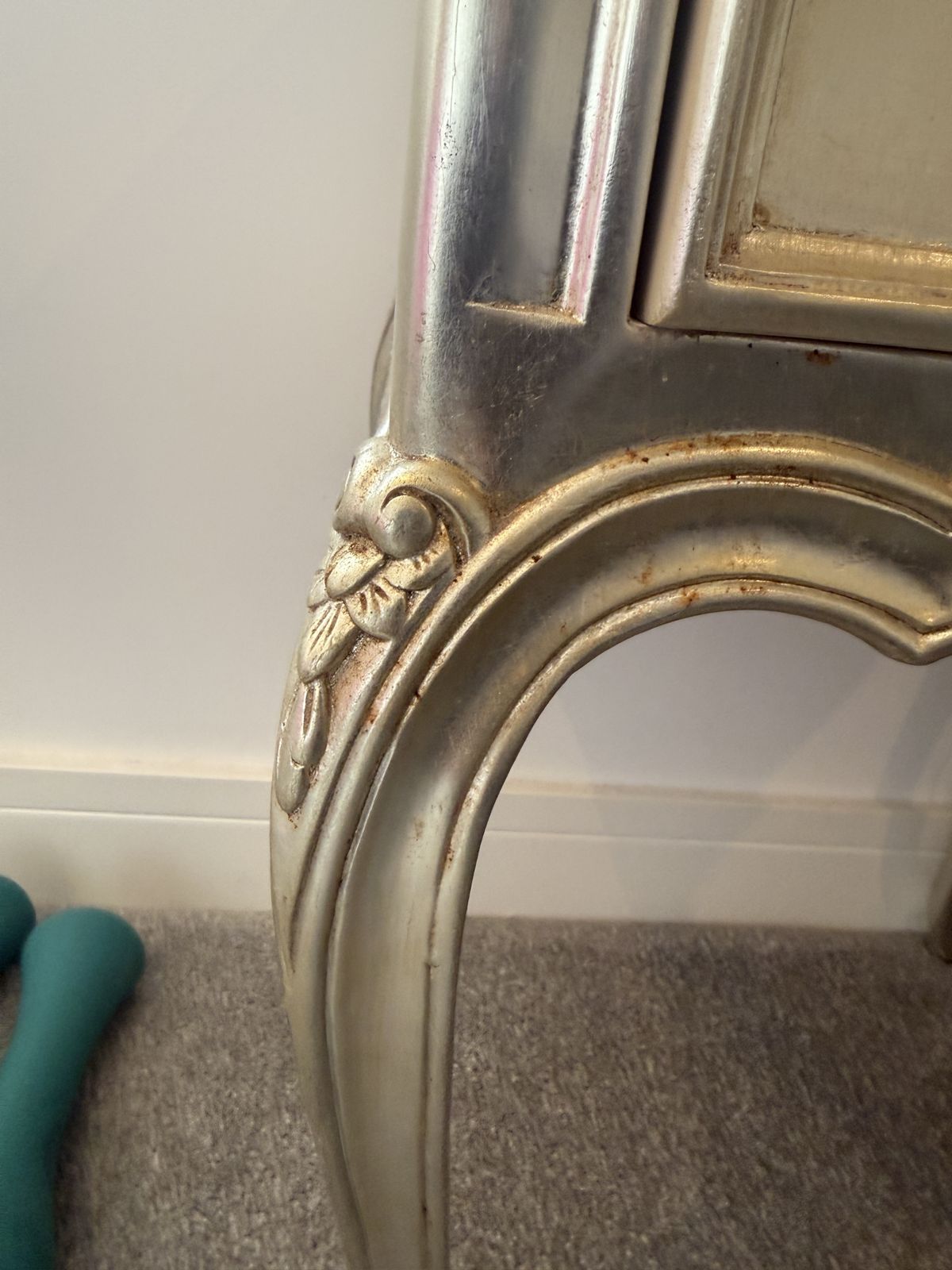 photo vinterior Pair Of Vintage French Rococo Style Bedside Tables – Hand Finished Silver Gilt Wood Side Tables