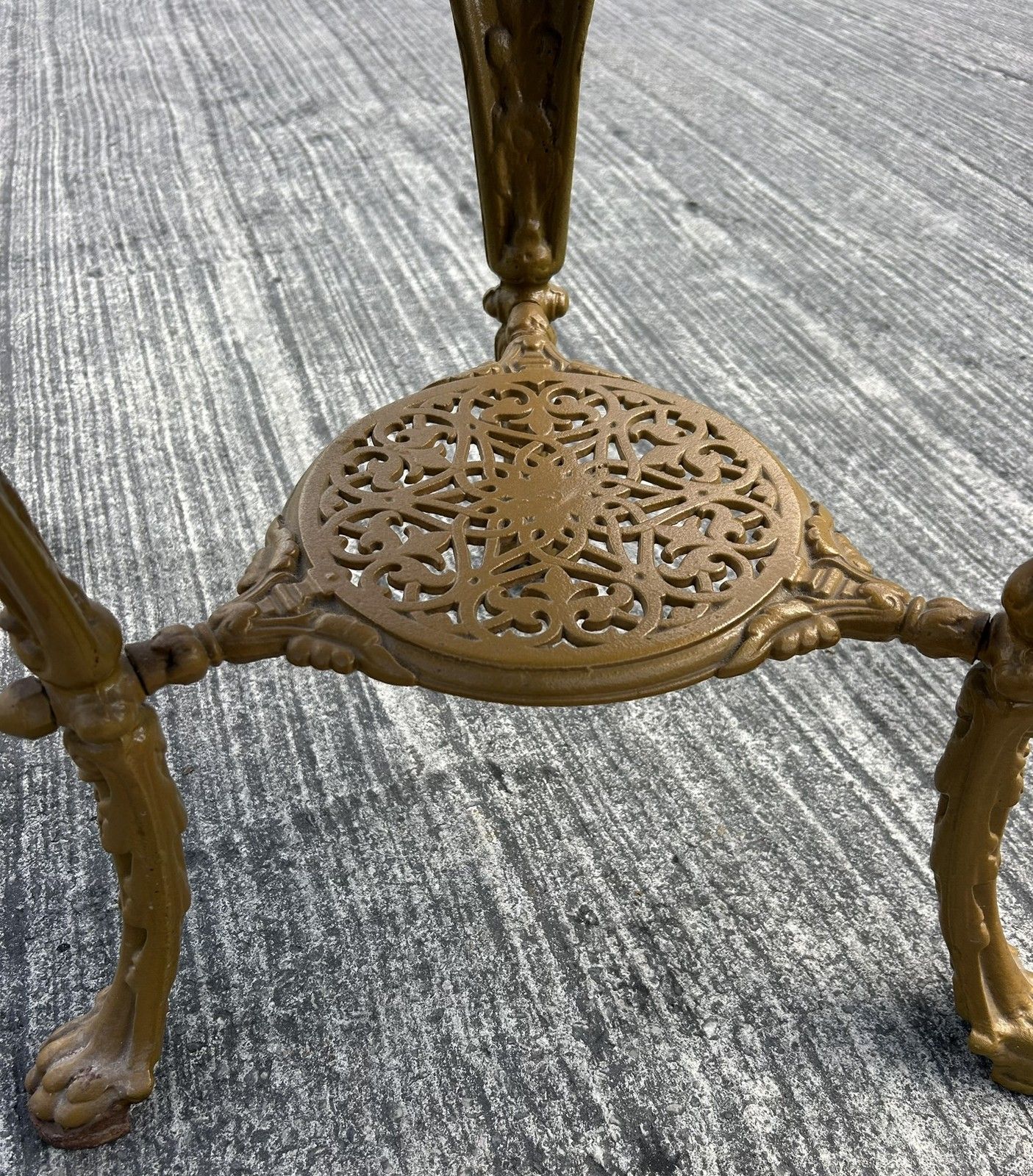 photo vintage Antique Detailed Cast Iron Britannia Base Pub Tavern Table Original Gold Paint