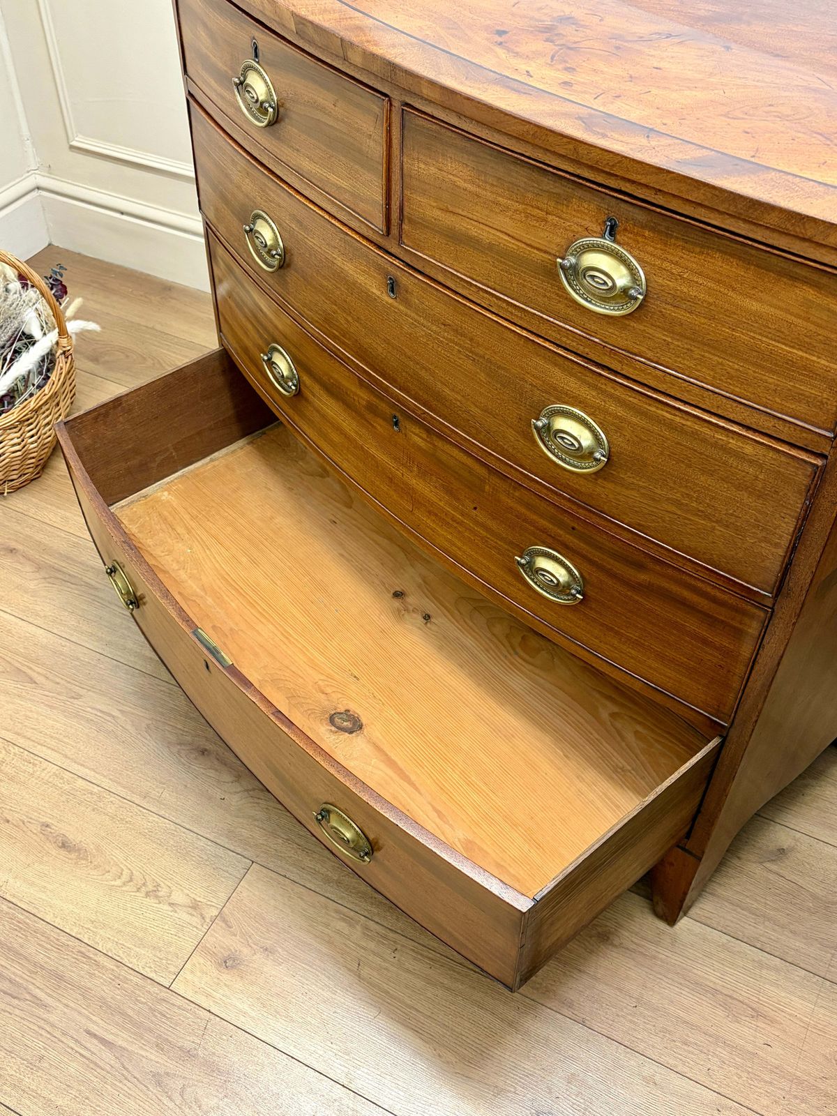 photo vinterior Antique Small George III Mahogany Bow Front Chest Of Drawers