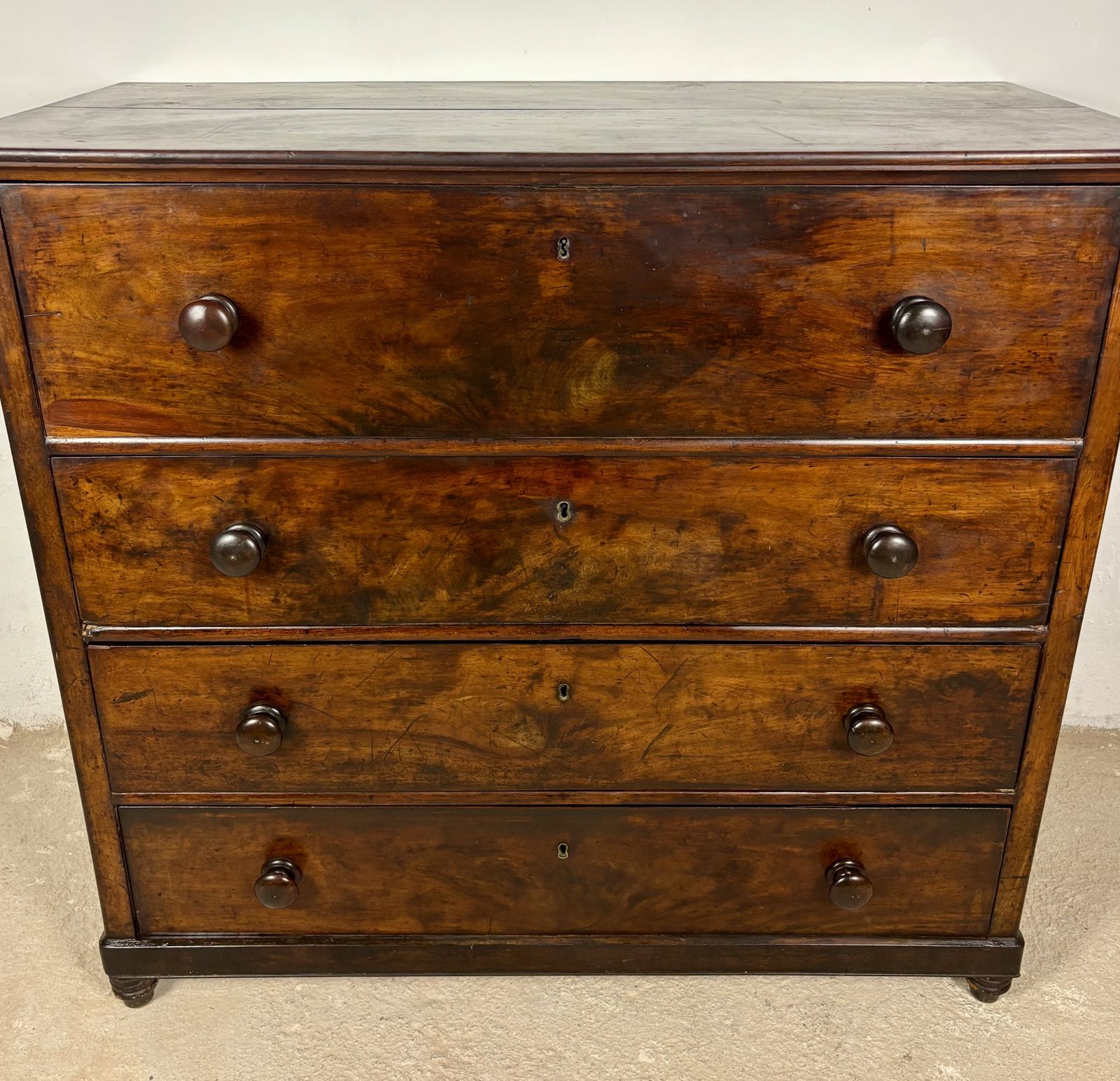 19e-eeuwse Spaans-koloniale walnoten secretaire met klaptafel photo vintage
