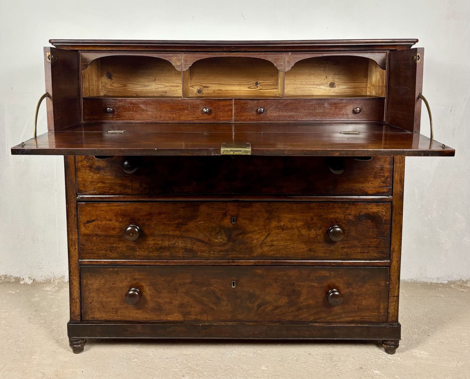 photo vintage 19e-eeuwse Spaans-koloniale walnoten secretaire met klaptafel