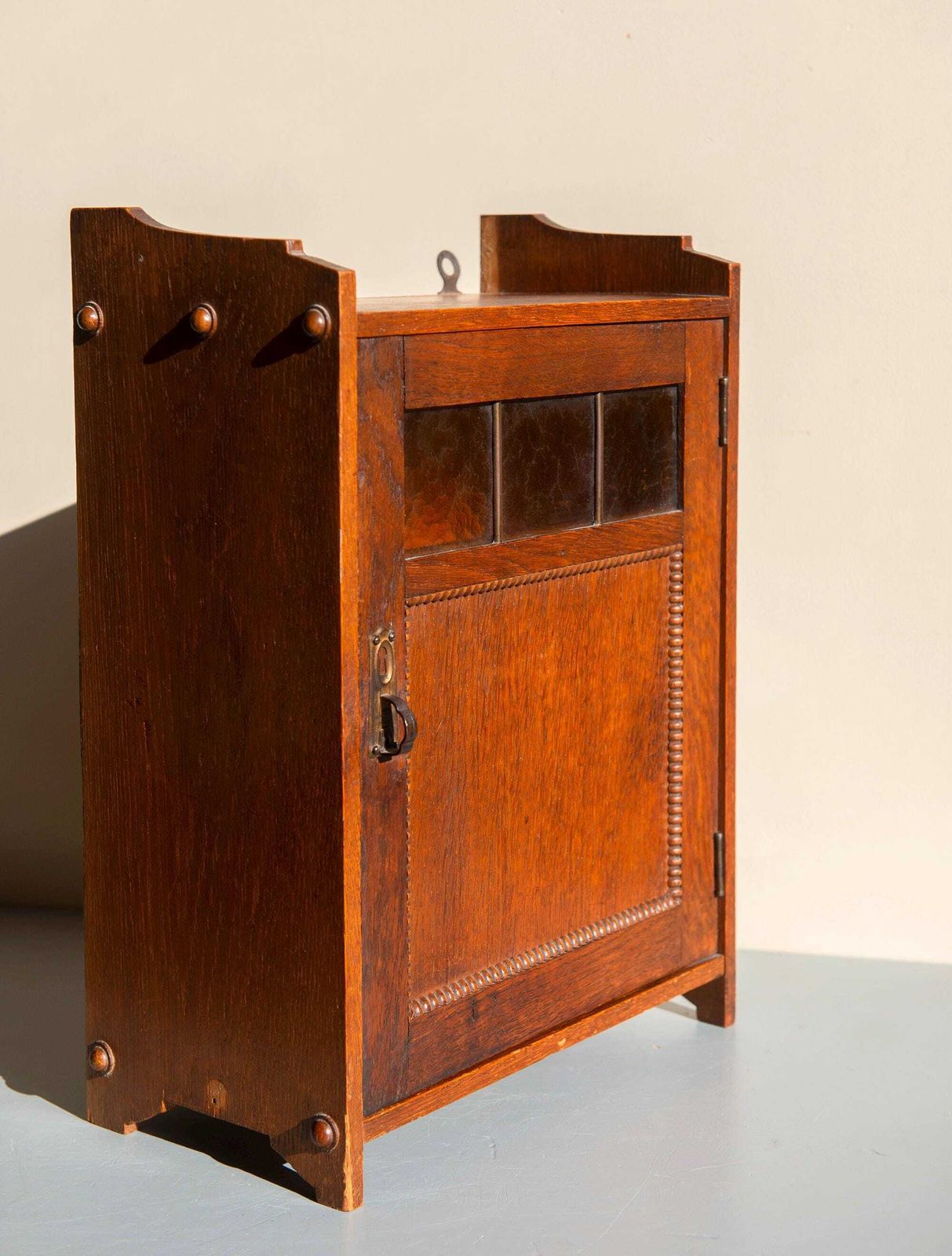 Antiek Nederlands art deco eiken wandkastje – Geometrische medicijnkast met glazen panelen, jaren 1920 photo furniture