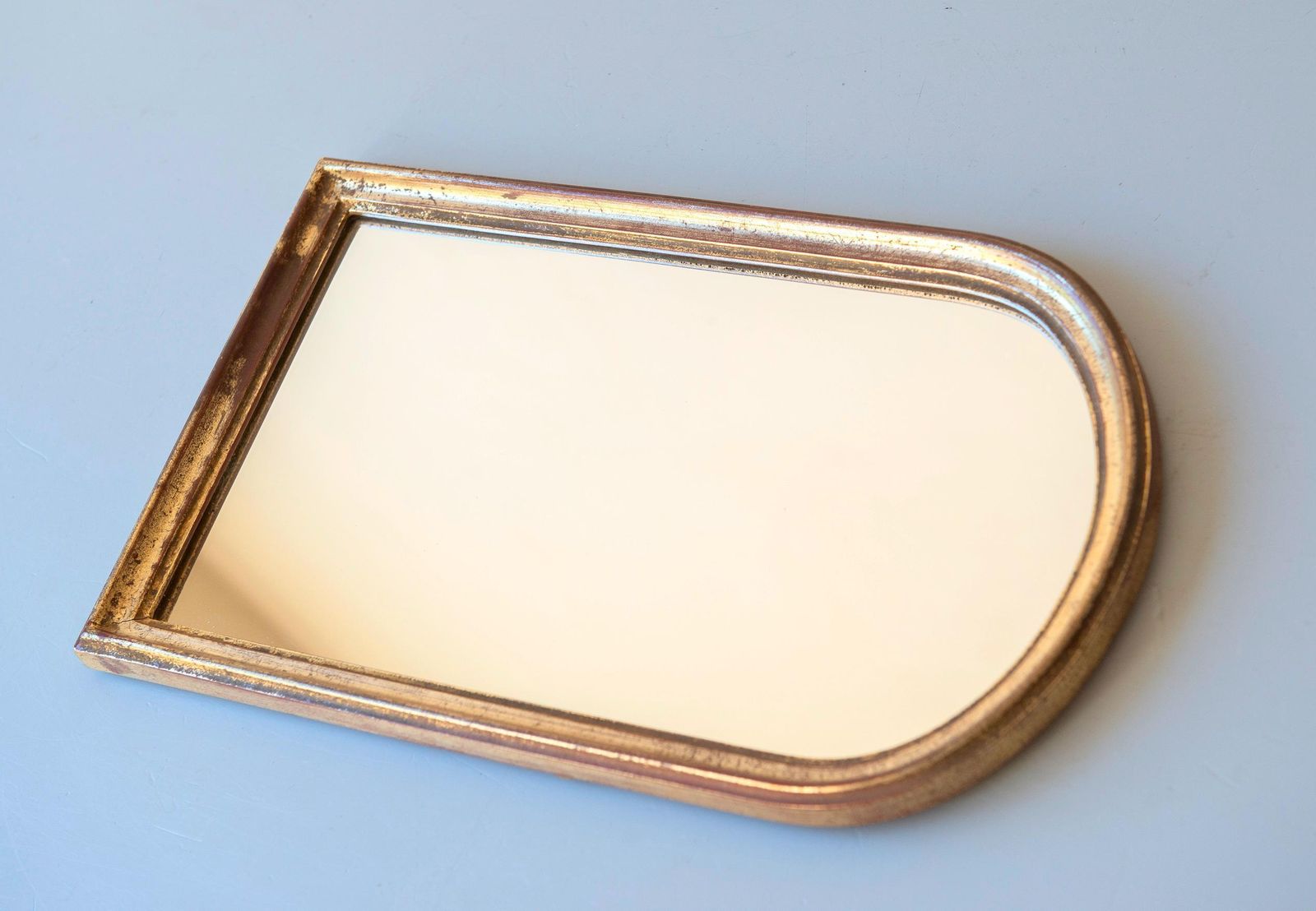 Vintage Deknudt boogvormige spiegel | Belgische vergulde houten wandspiegel | Hollywood Regency-stijl photo buy