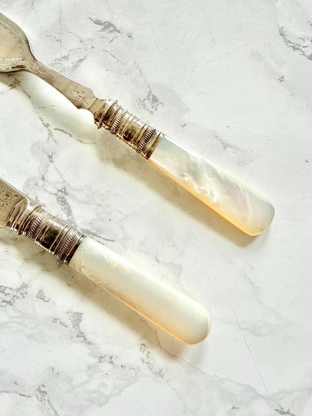 Antique Mother Of Pearl And Silver Plated English Made Set Of 12 Cutlery Pieces Engraved Blades Original Satin Lined Case 6 Forks 6 Knives photo vinterior